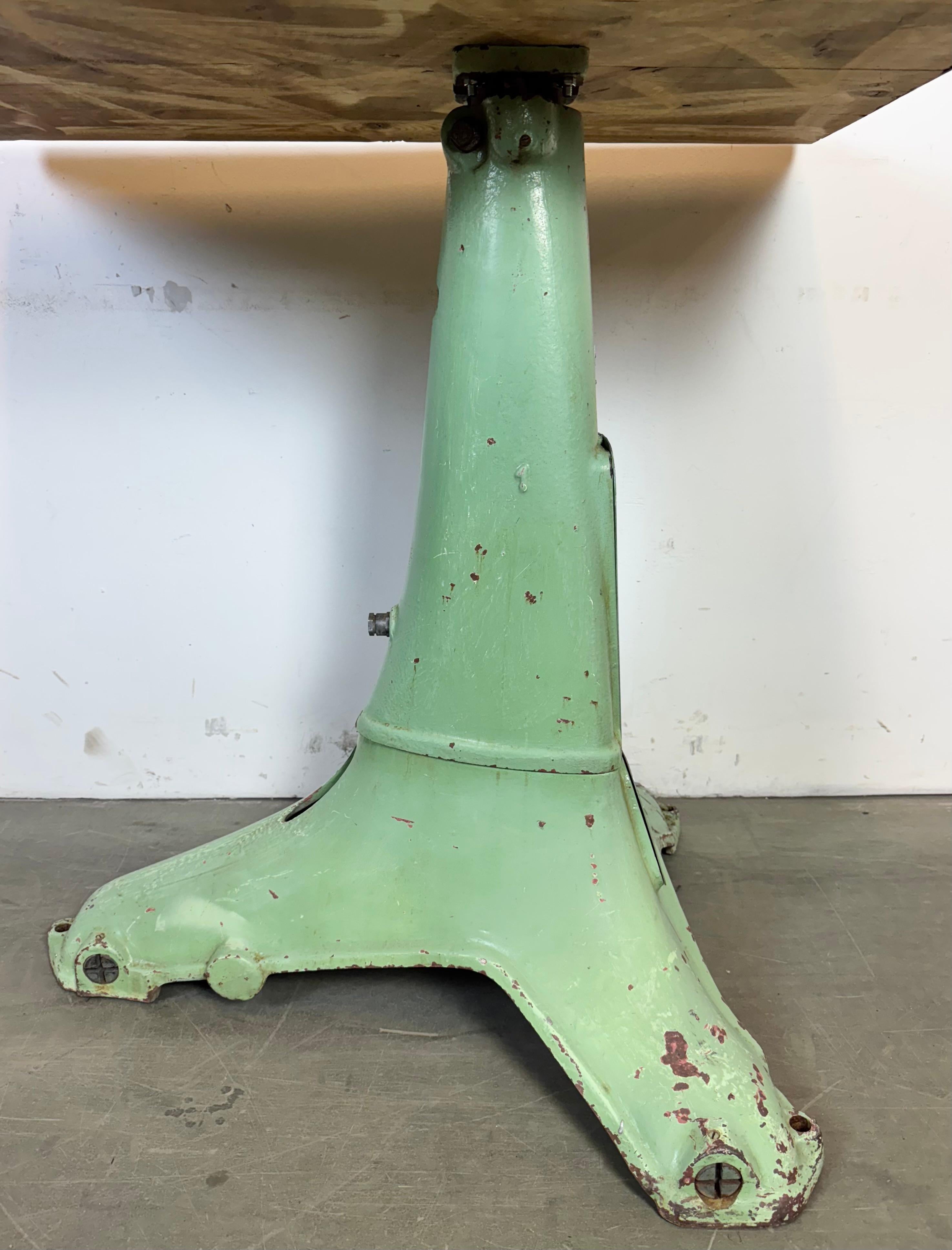 Table industrielle verte, années 1960 en vente 9