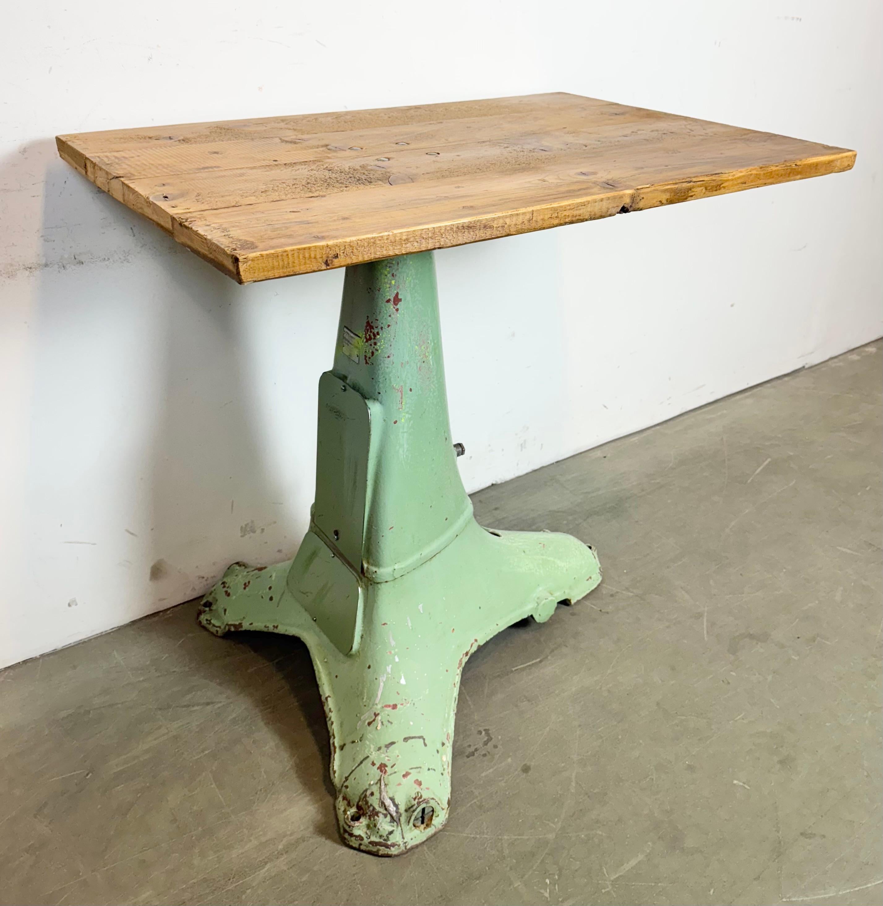 Moulage Table industrielle verte, années 1960 en vente