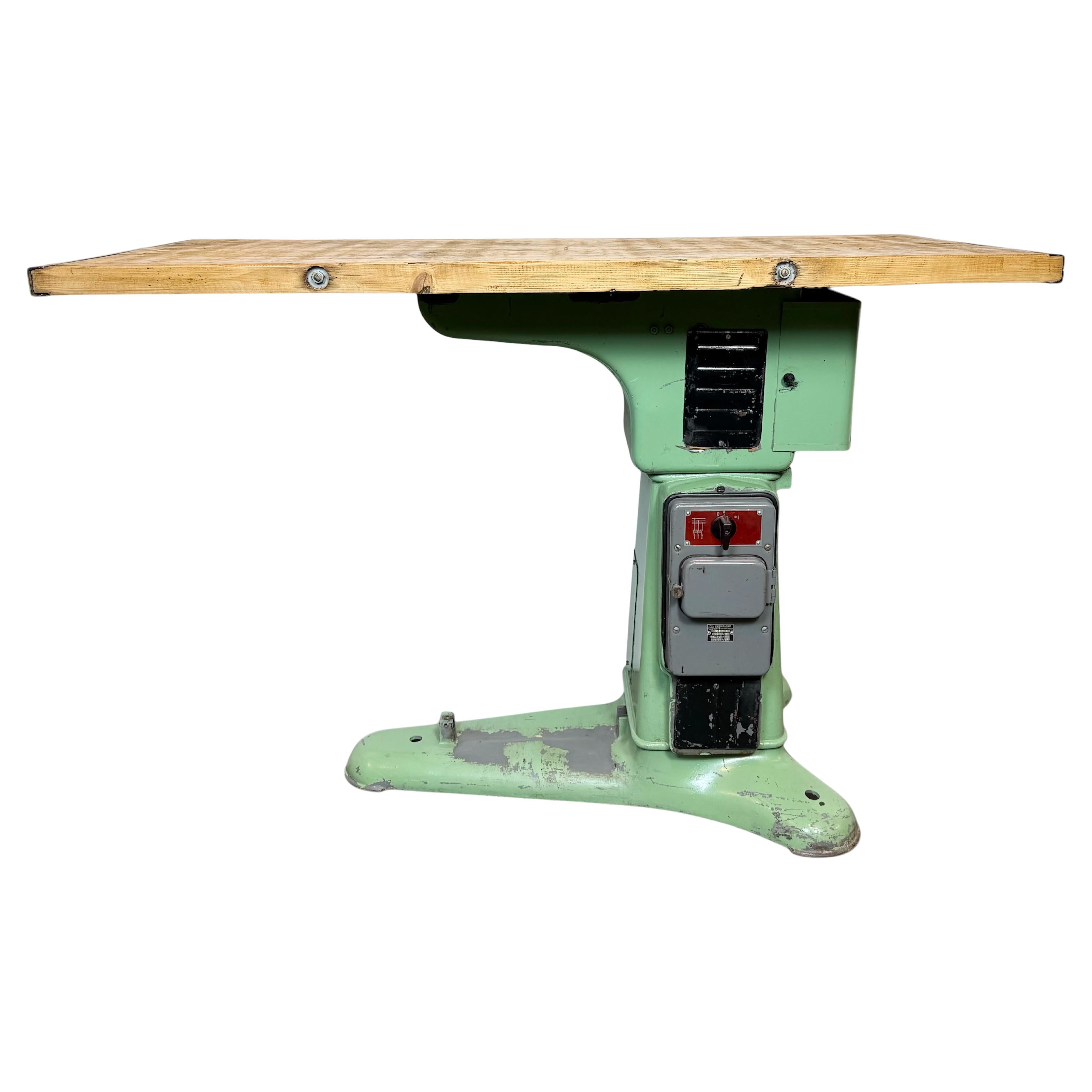 Table industrielle verte, années 1960