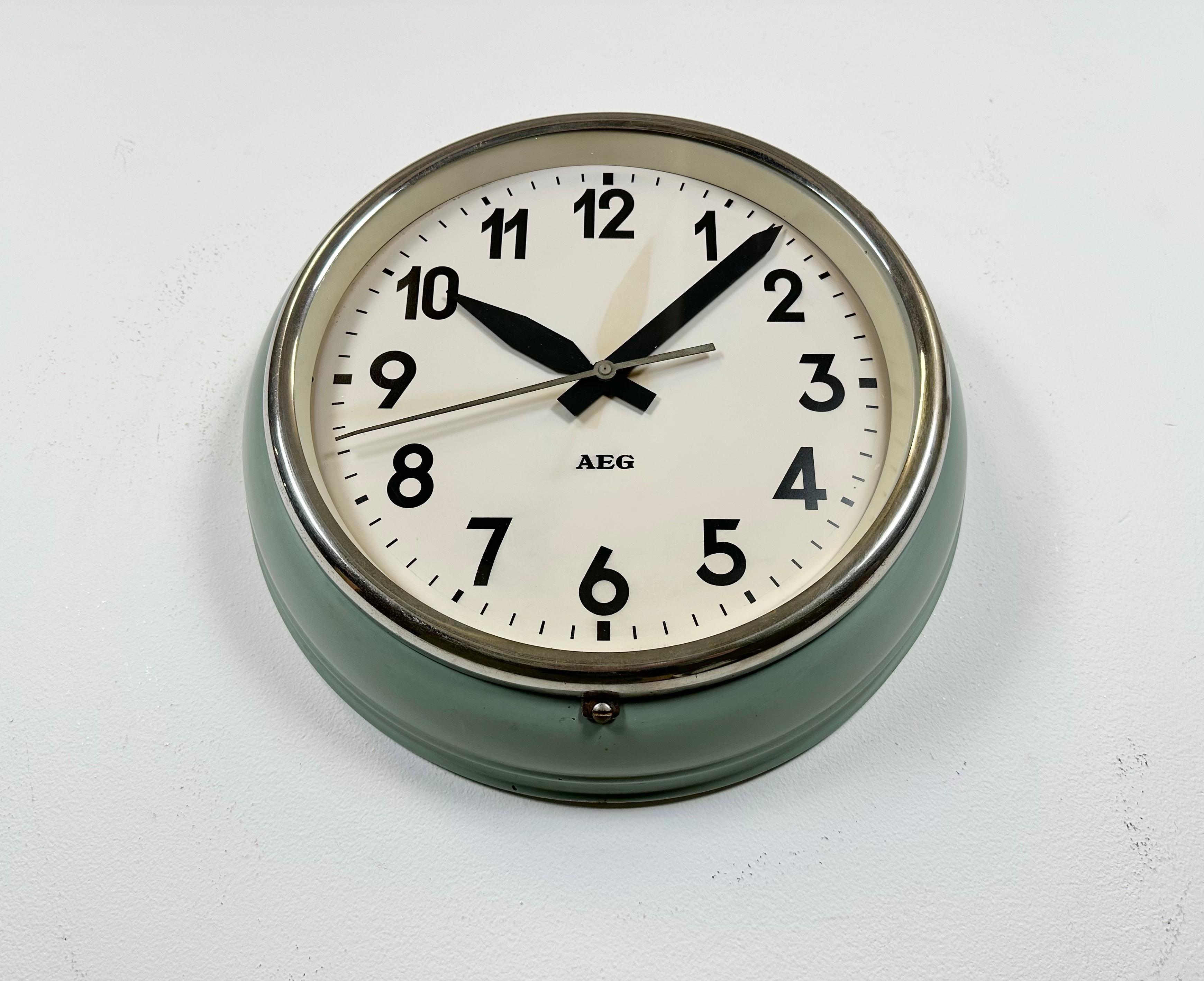 Green Industrial Factory Wall Clock from AEG, 1960s In Good Condition In Kojetice, CZ
