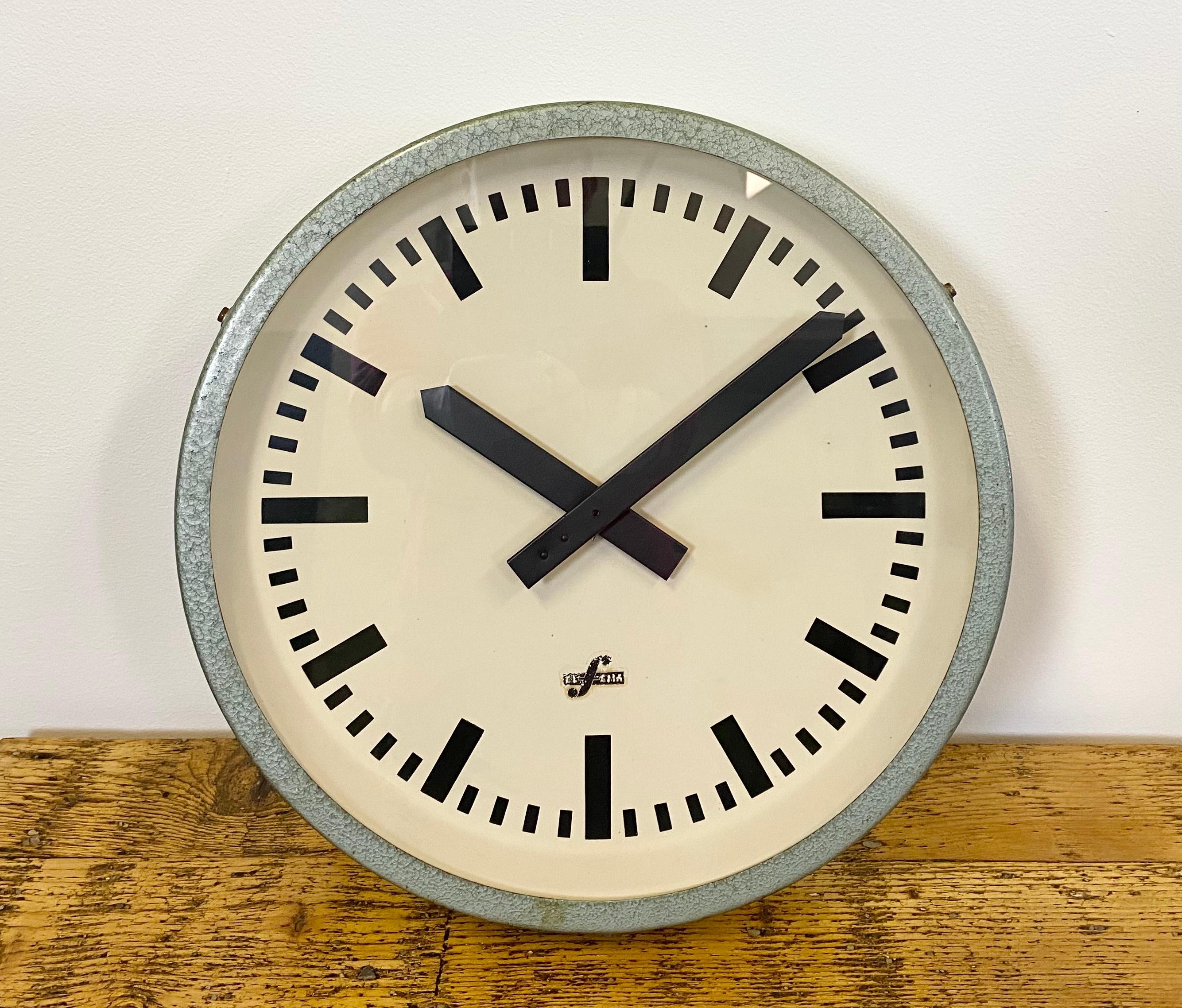 This wall clock was produced by Elfema (Electro-Mechanics Mittweida) in East Germany during the 1960s. The piece features a green iron frame, a metal dial and a clear glass cover. The piece has been converted into a battery-powered clockwork and