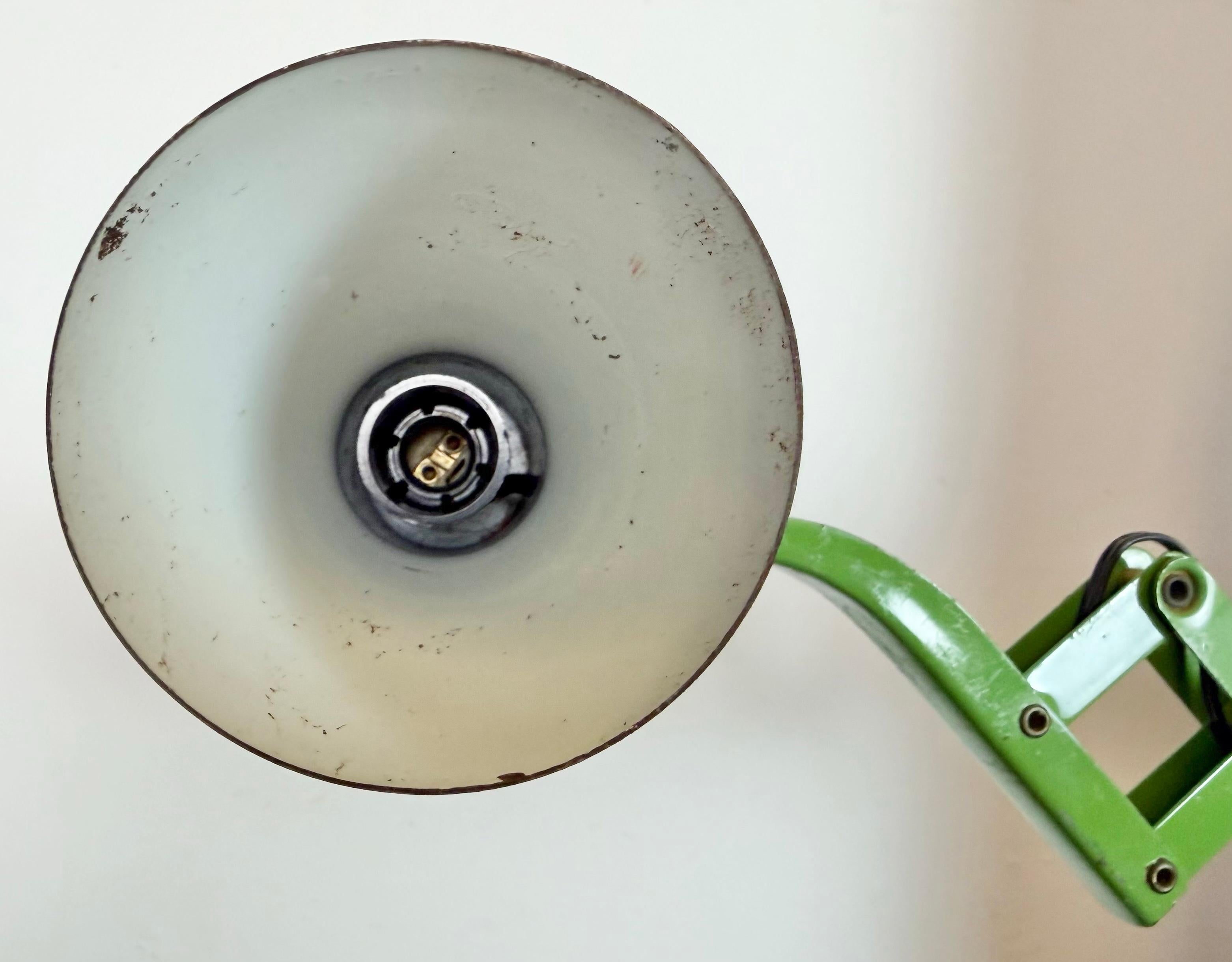 Green Industrial German Scissor Wall Lamp from Kaiser Leuchten, 1960s en venta 4