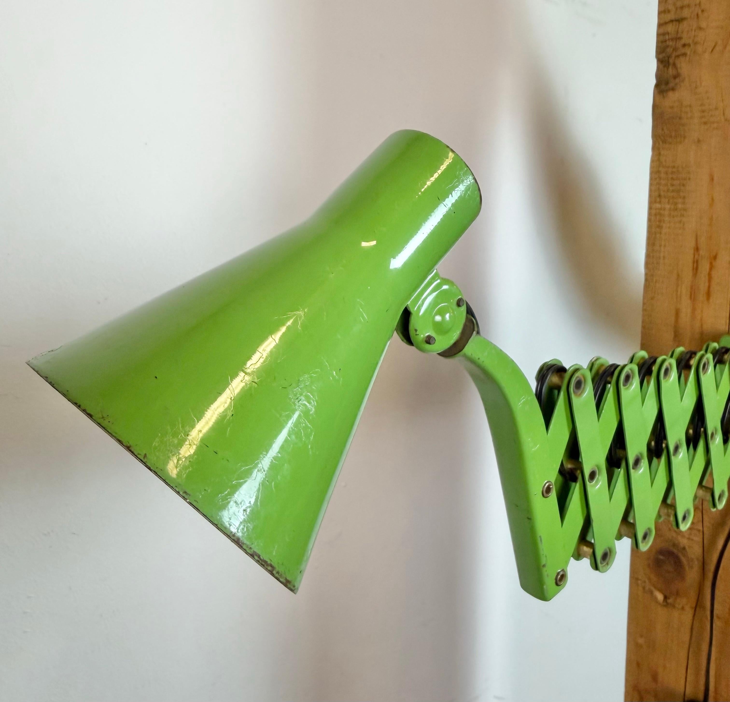Green Industrial German Scissor Wall Lamp from Kaiser Leuchten, 1960s en venta 5