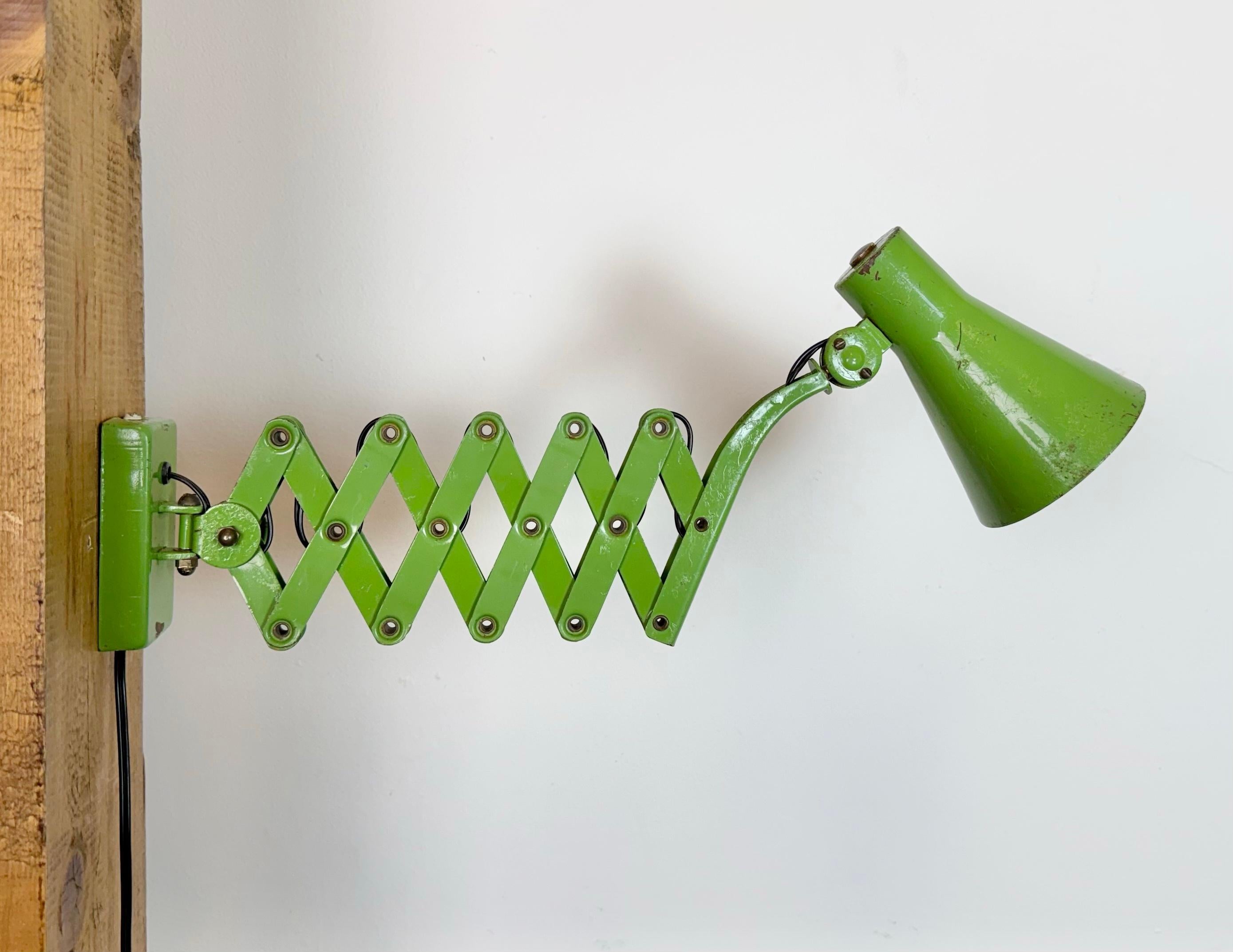 Green Industrial German Scissor Wall Lamp from Kaiser Leuchten, 1960s en venta 6