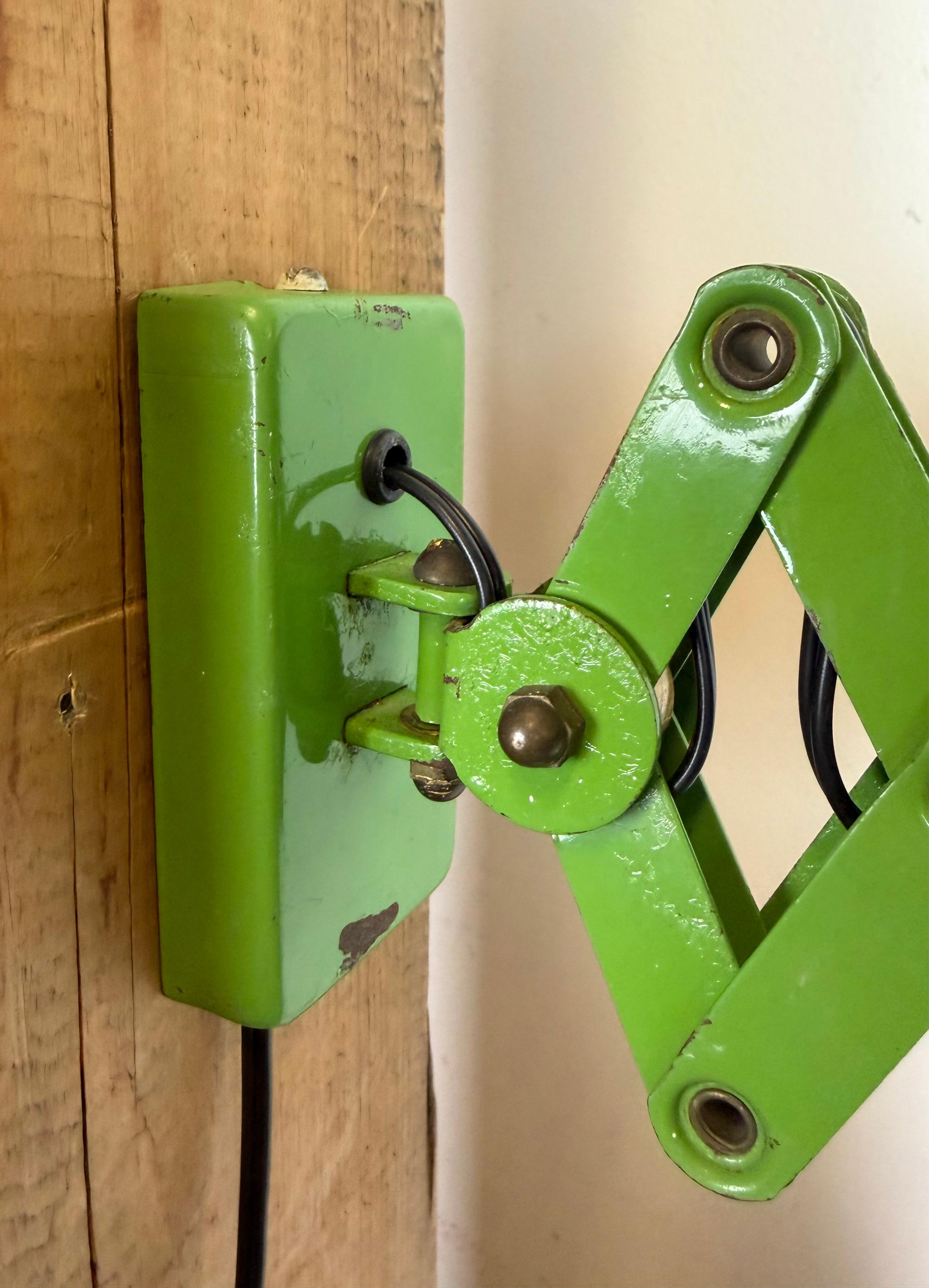 Green Industrial German Scissor Wall Lamp from Kaiser Leuchten, 1960s en venta 7