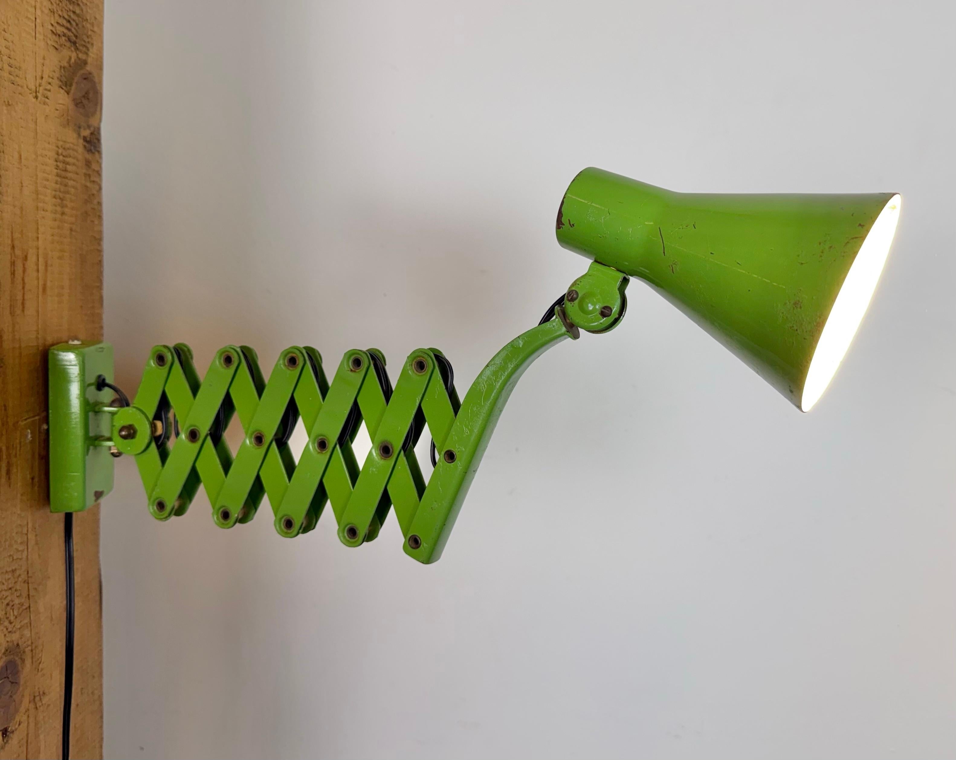 Green Industrial German Scissor Wall Lamp from Kaiser Leuchten, 1960s en venta 9