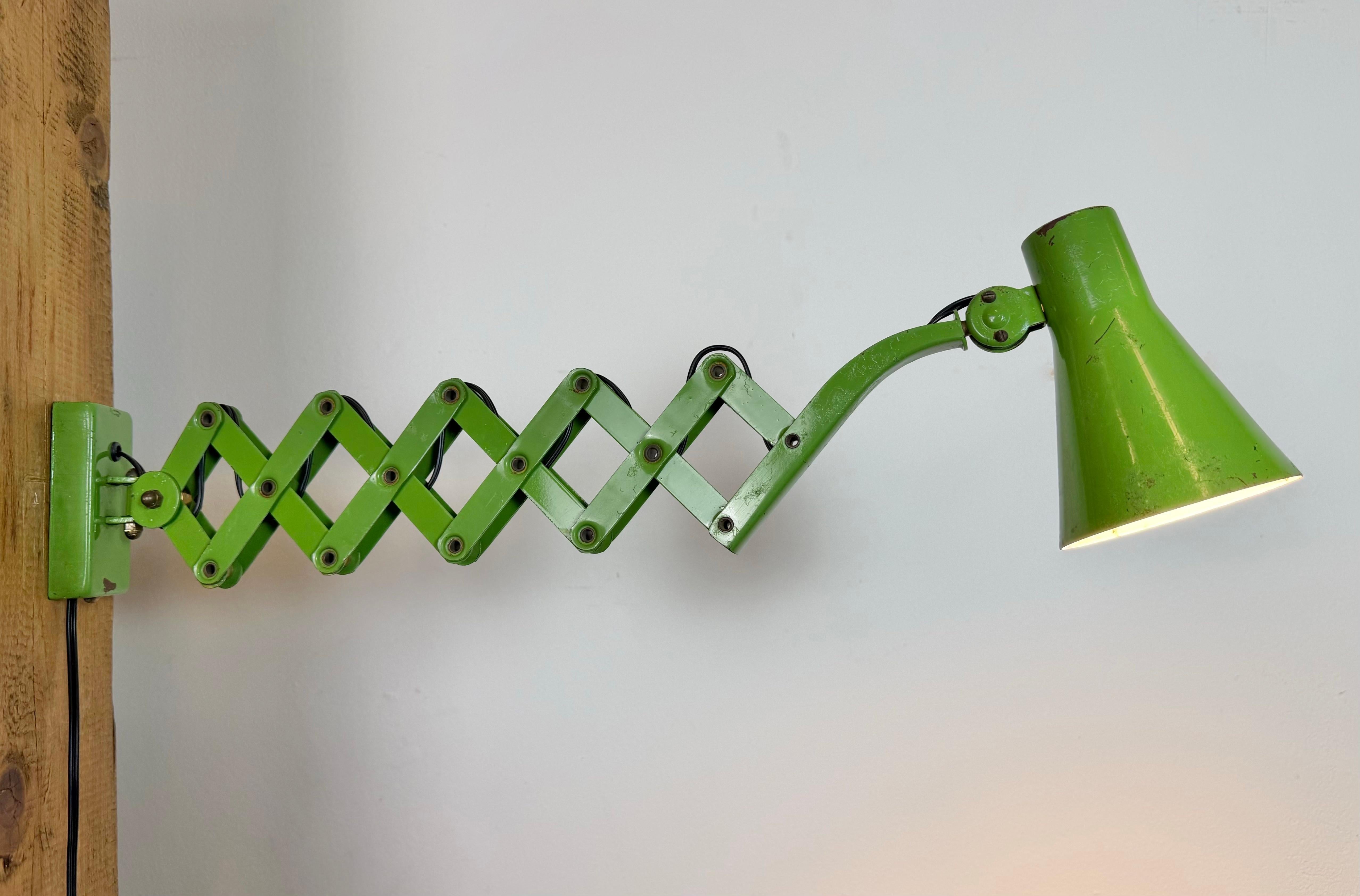 Green Industrial German Scissor Wall Lamp from Kaiser Leuchten, 1960s en venta 10