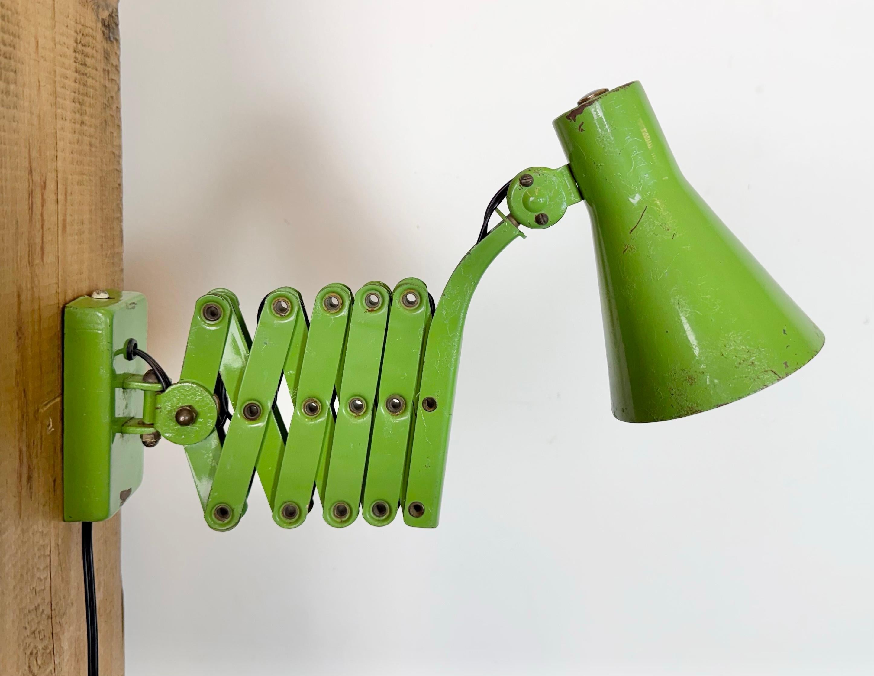 Green Industrial German Scissor Wall Lamp from Kaiser Leuchten, 1960s en venta 13