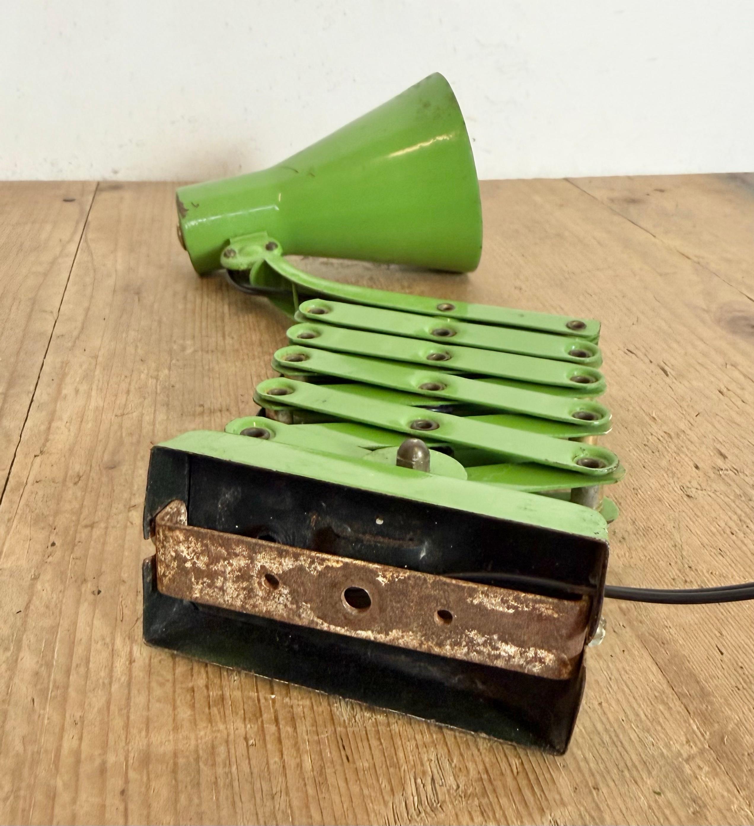 Green Industrial German Scissor Wall Lamp from Kaiser Leuchten, 1960s en venta 14