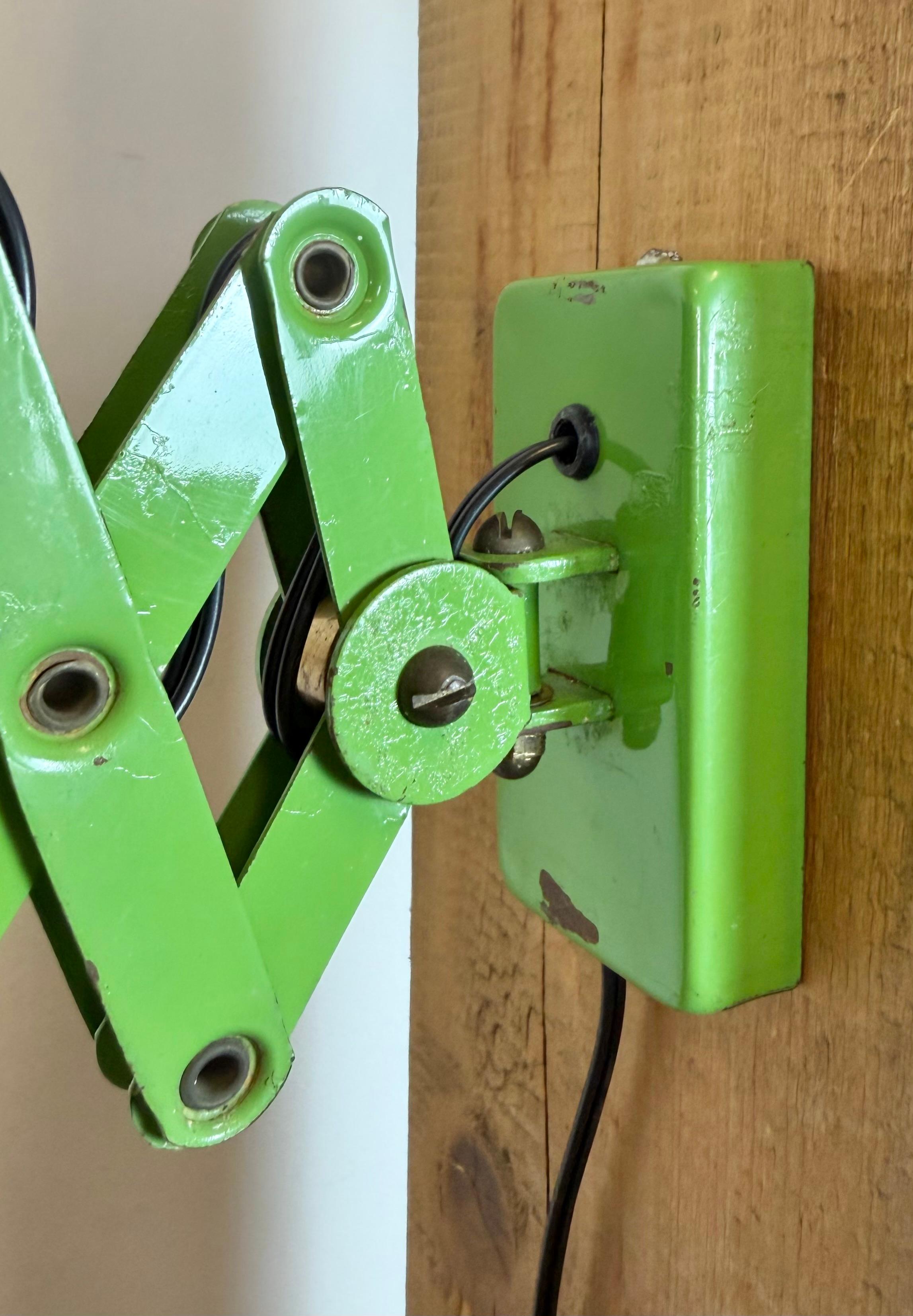 Green Industrial German Scissor Wall Lamp from Kaiser Leuchten, 1960s en Bueno estado para la venta en Kojetice, CZ