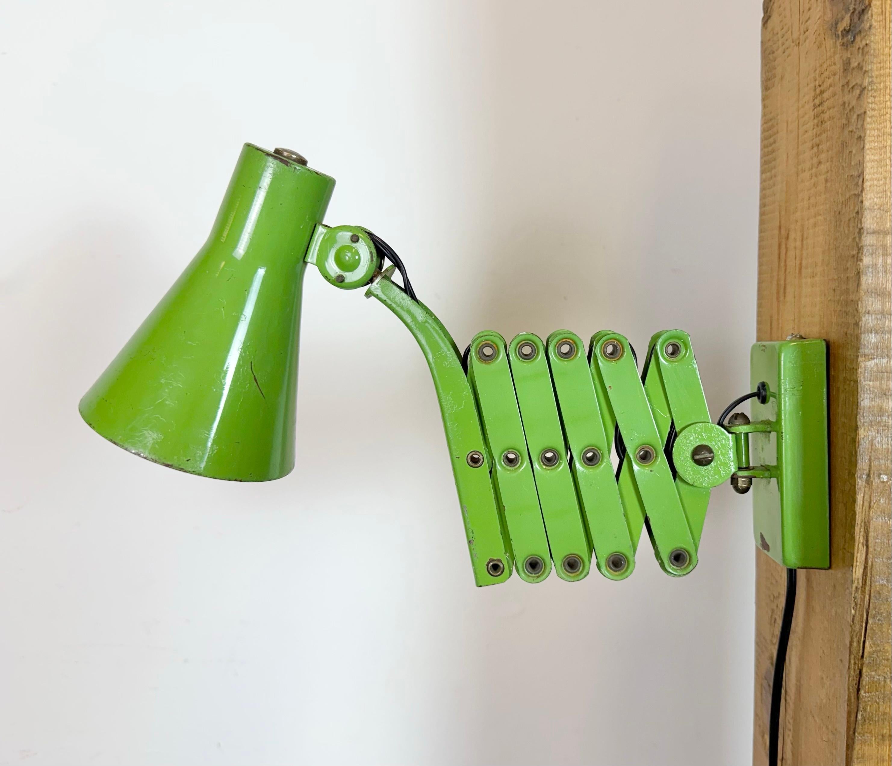 Green Industrial German Scissor Wall Lamp from Kaiser Leuchten, 1960s en venta 1