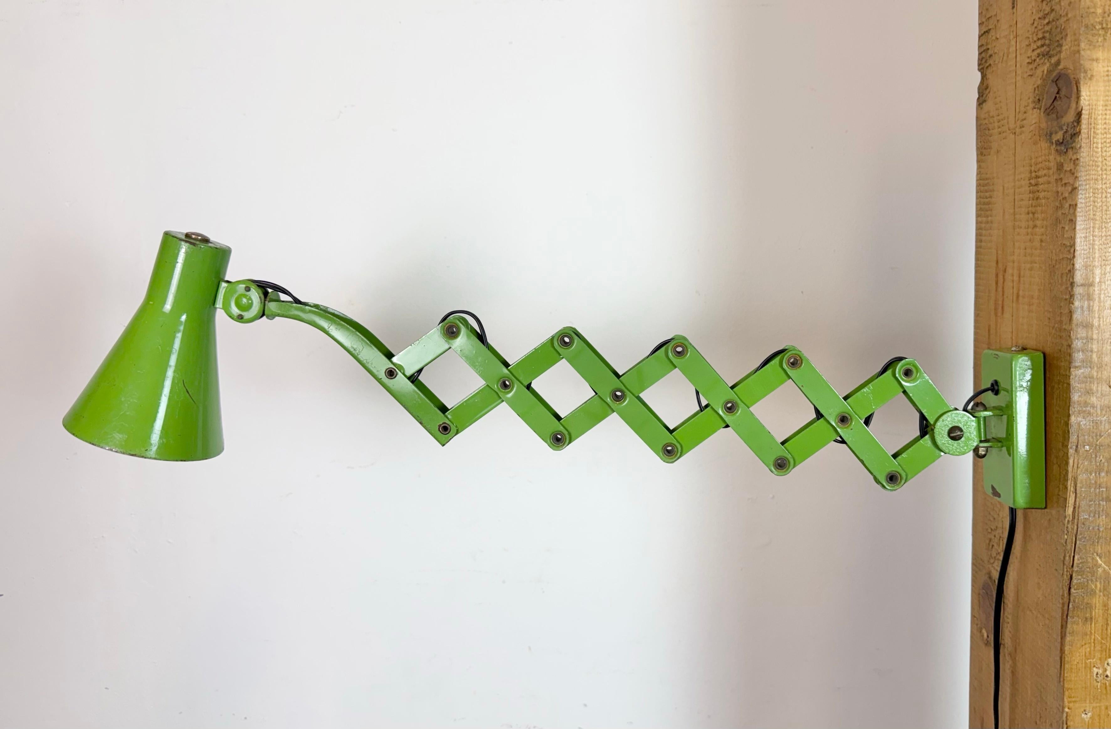 Green Industrial German Scissor Wall Lamp from Kaiser Leuchten, 1960s en venta 2