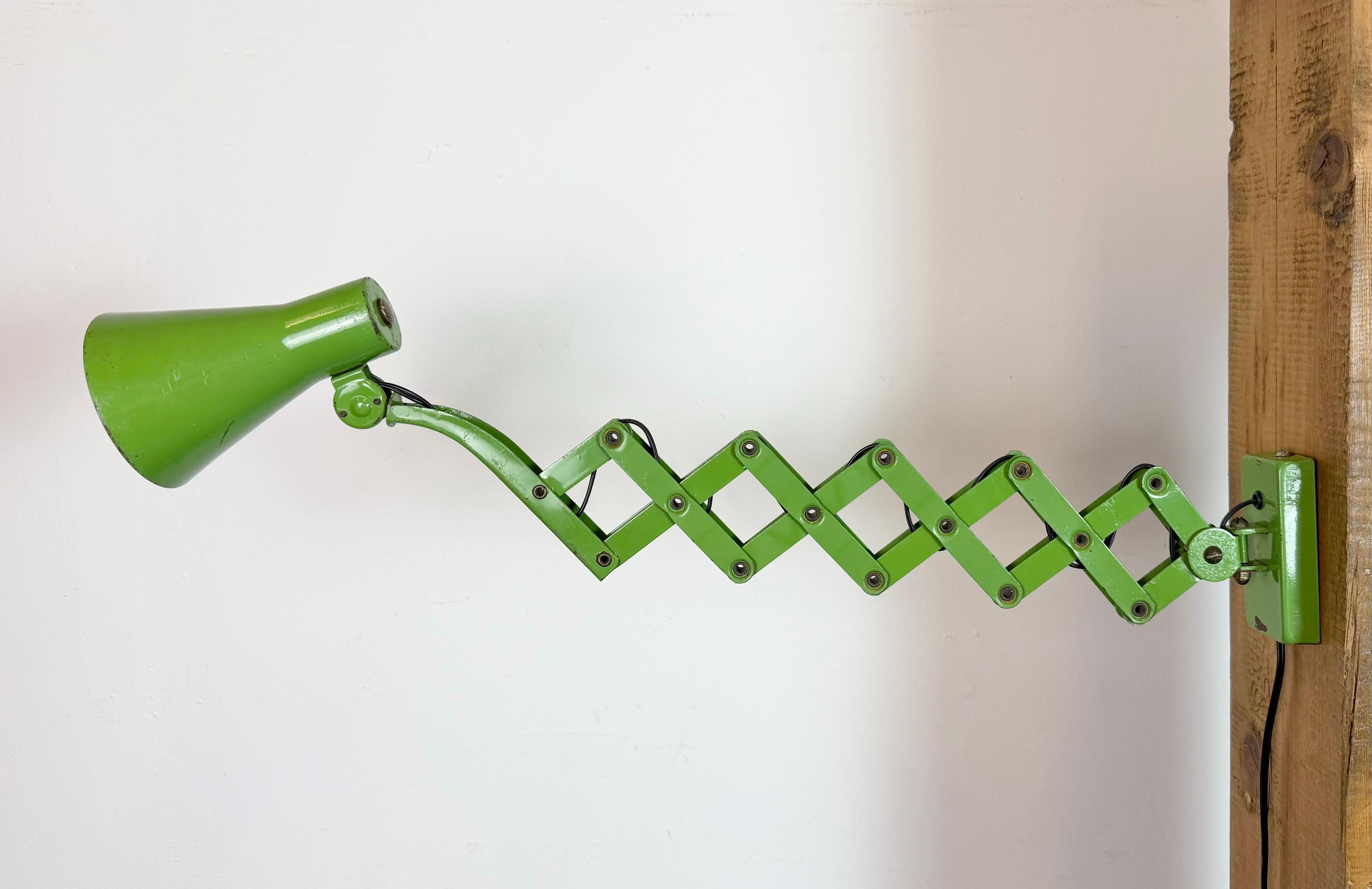 Green Industrial German Scissor Wall Lamp from Kaiser Leuchten, 1960s en venta 3