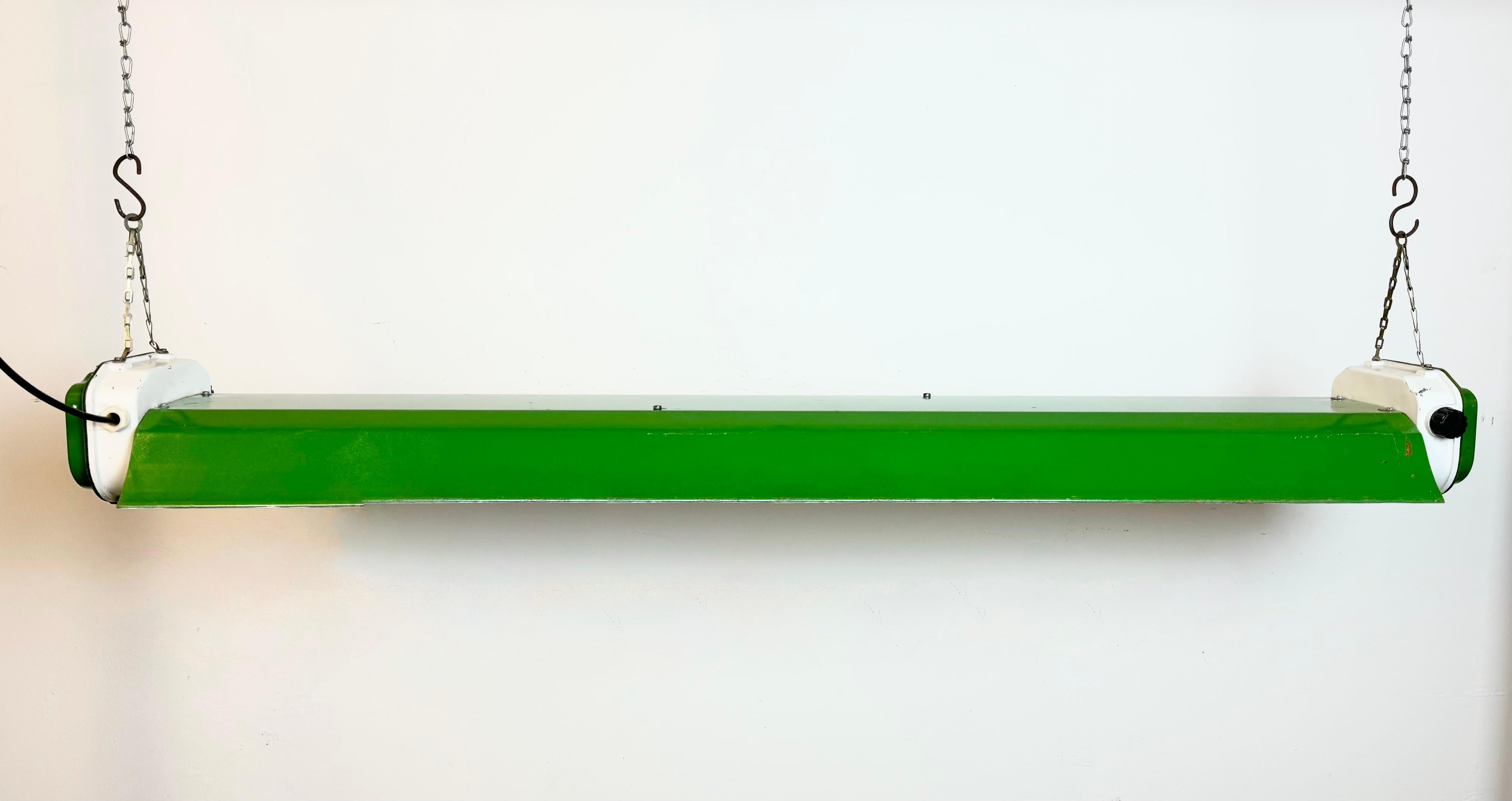Diese grüne Industrieröhre wurde in den 1970er Jahren von Polam Gdansk in Polen hergestellt. Die Leuchte ist in zwei Led T8, 120 cm Lichtröhren umgewandelt. Das Gewicht der Leuchte beträgt 4,8 kg. Leuchtstoffröhren sind nicht im Lieferumfang der