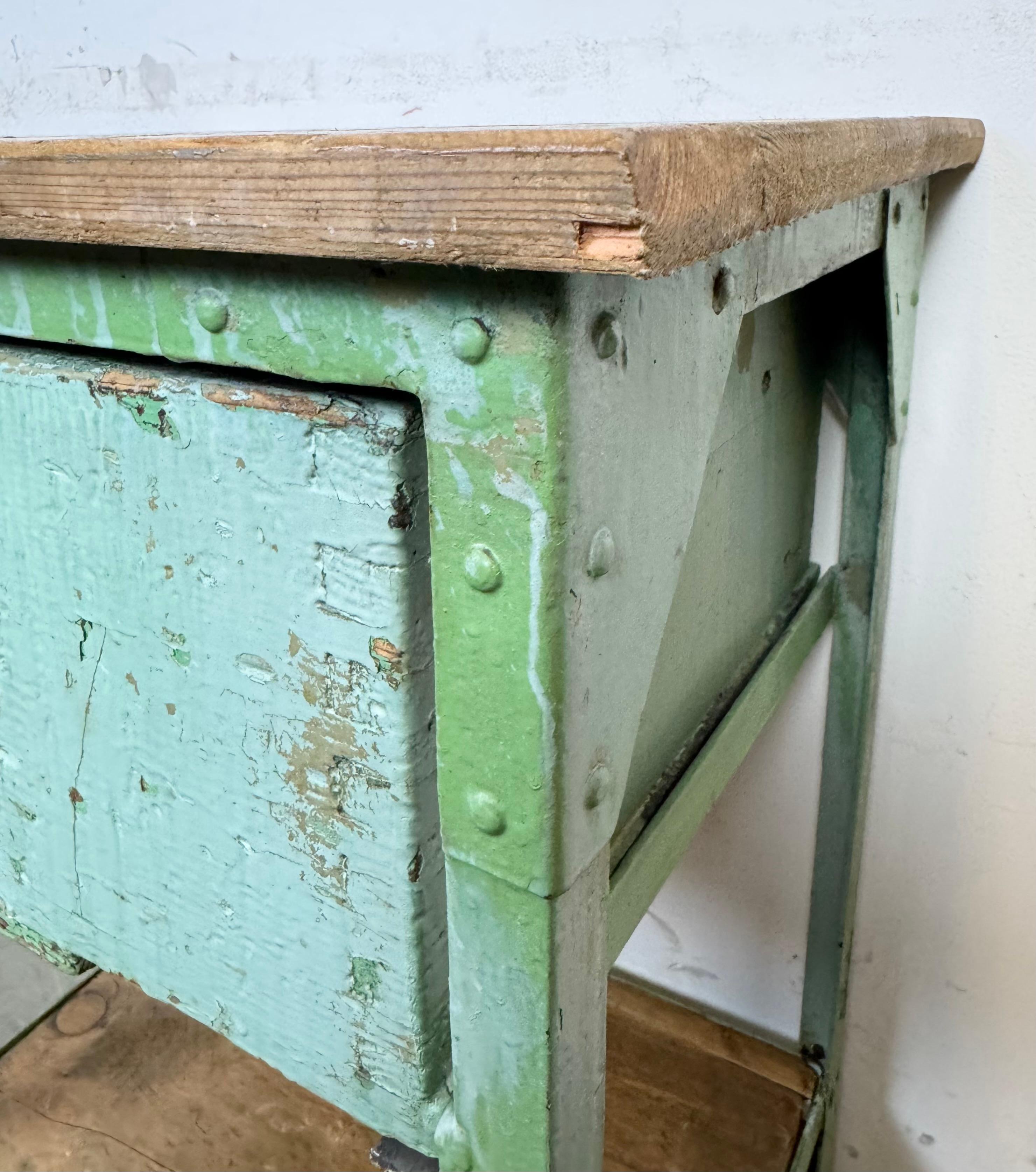 Commode industrielle en fer vert, années 1950 en vente 11