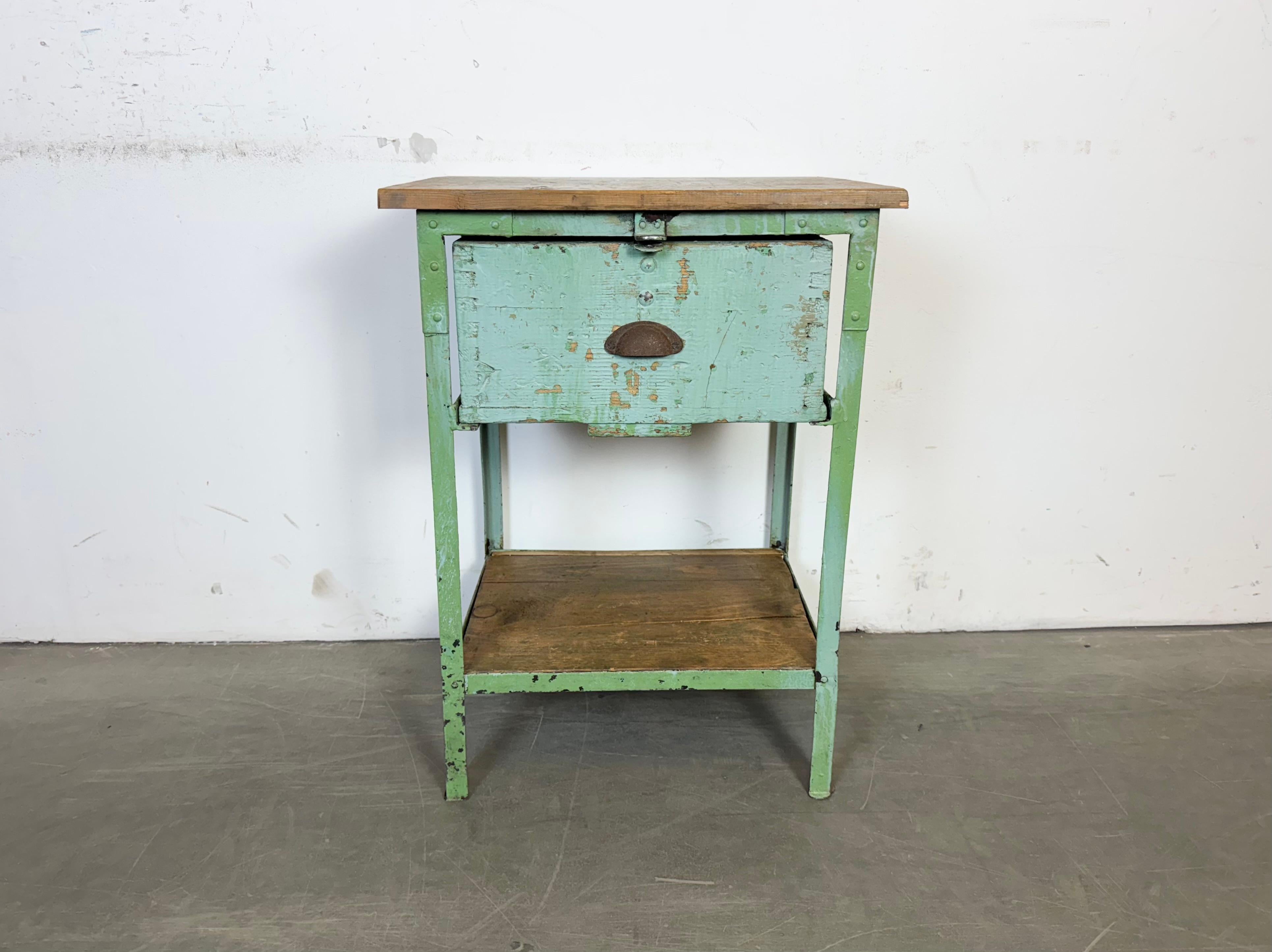 Cette commode industrielle vintage a été fabriquée dans l'ancienne Tchécoslovaquie au cours des années 1950. Il est construit en fer et comporte un plateau et un tiroir en bois.
Dimensions du tiroir :
- Largeur 38 cm, profondeur 32 cm, hauteur 17 cm