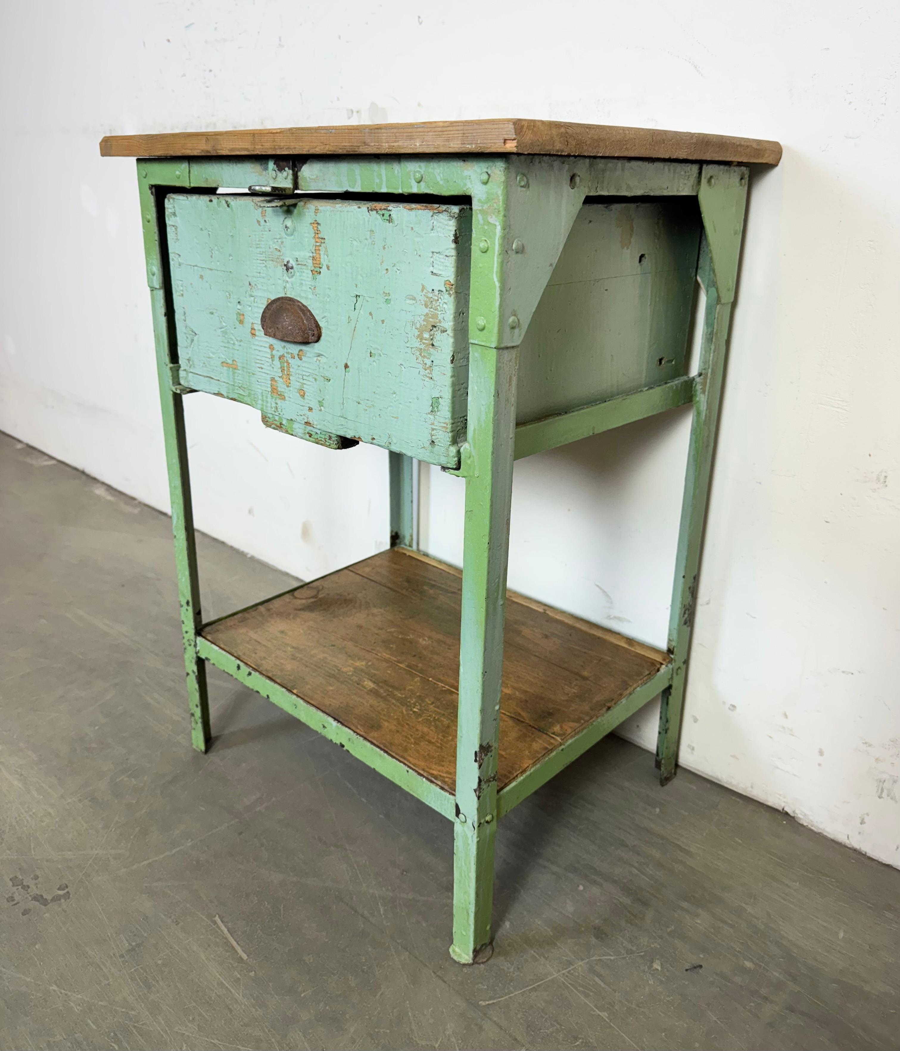 Commode industrielle en fer vert, années 1950 Bon état - En vente à Kojetice, CZ