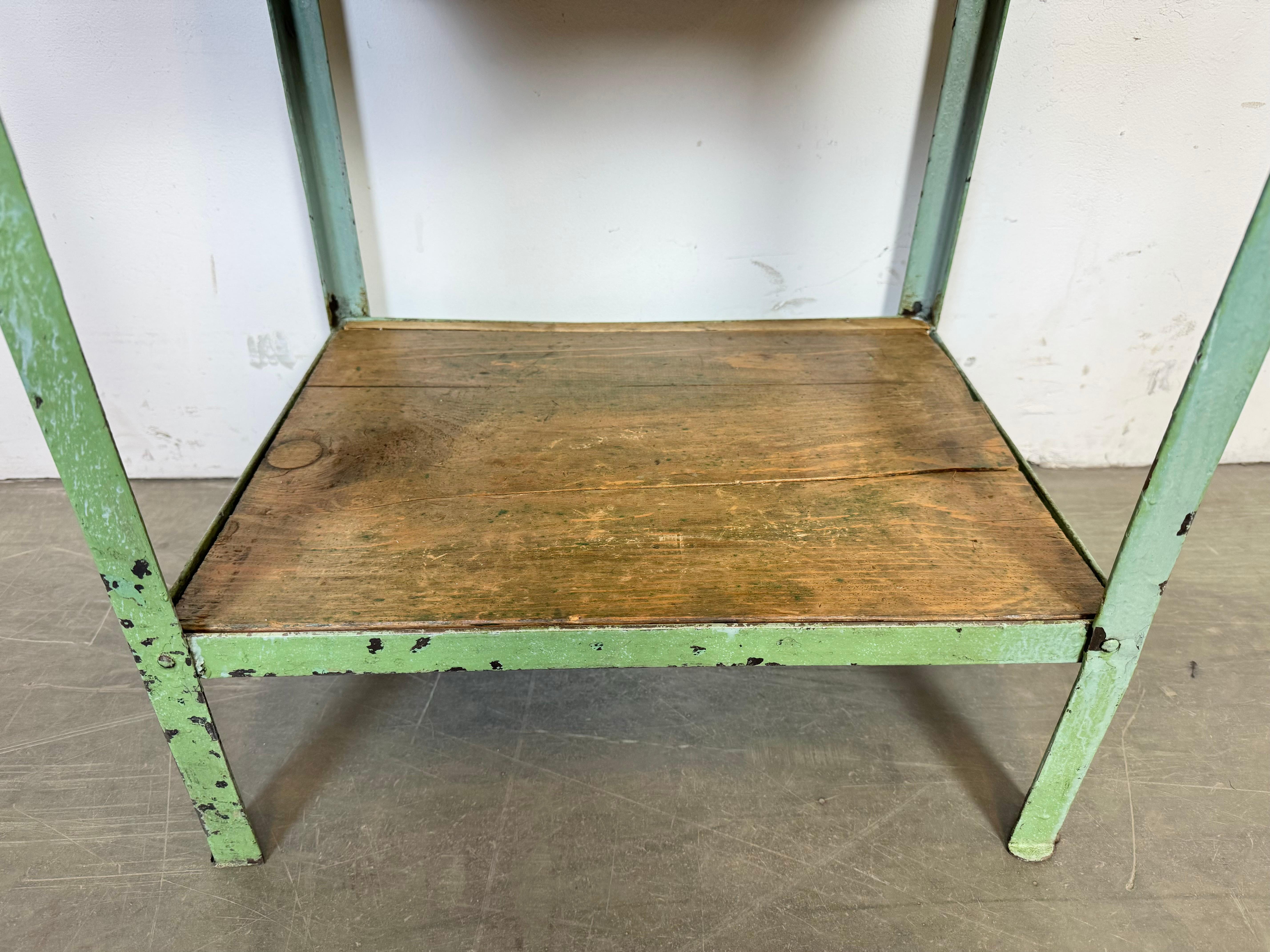 Commode industrielle en fer vert, années 1950 en vente 2