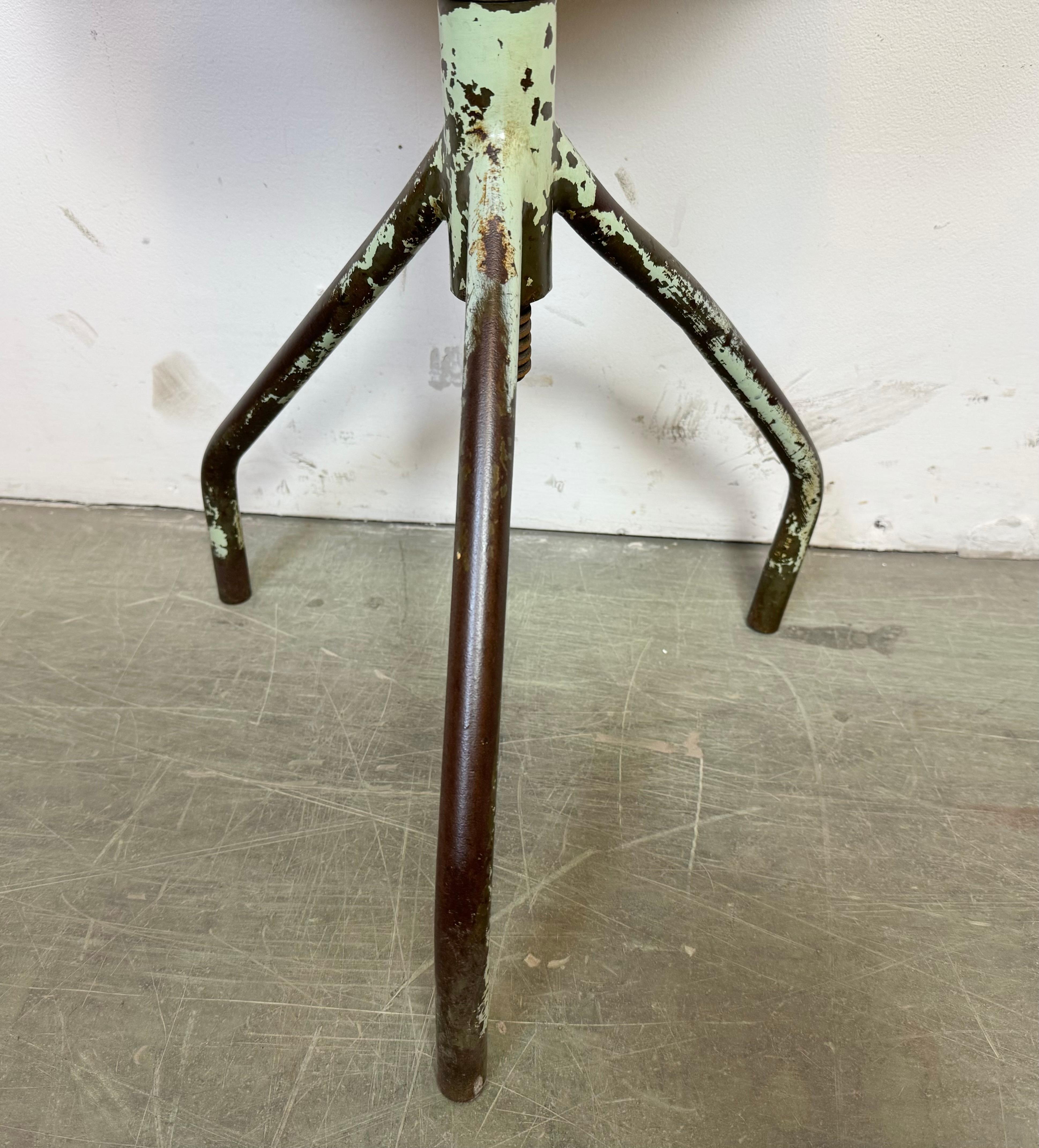 Tabouret pivotant d'atelier en fer industriel vert, années 1960 en vente 3