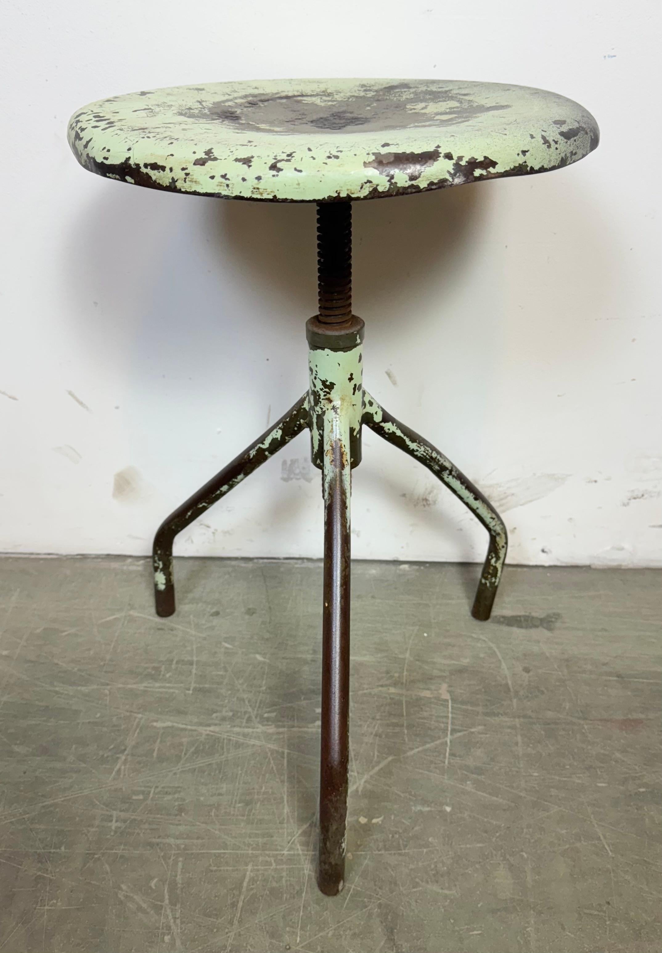 Tabouret pivotant d'atelier en fer industriel vert, années 1960 en vente 4