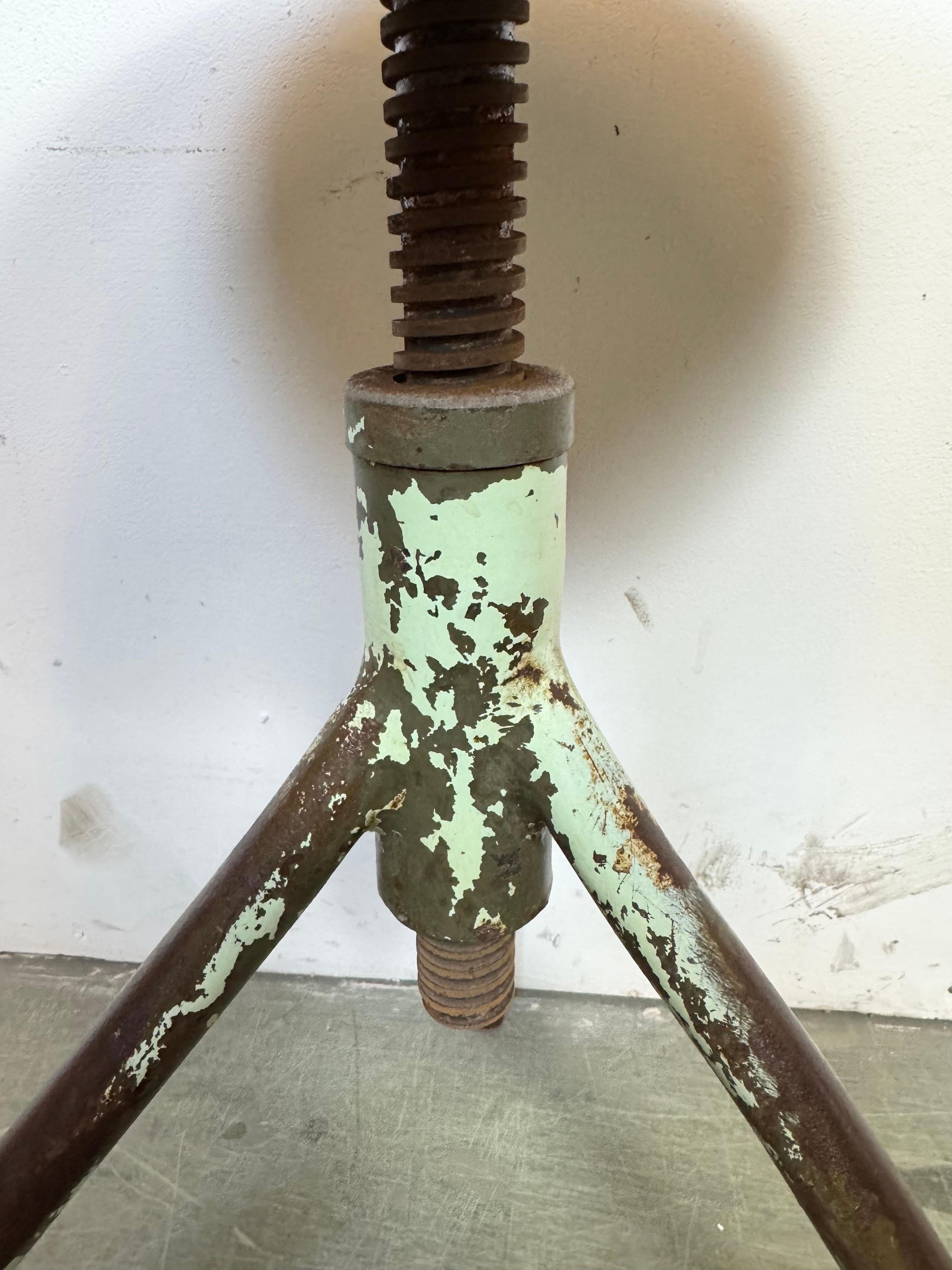 Tabouret pivotant d'atelier en fer industriel vert, années 1960 en vente 5