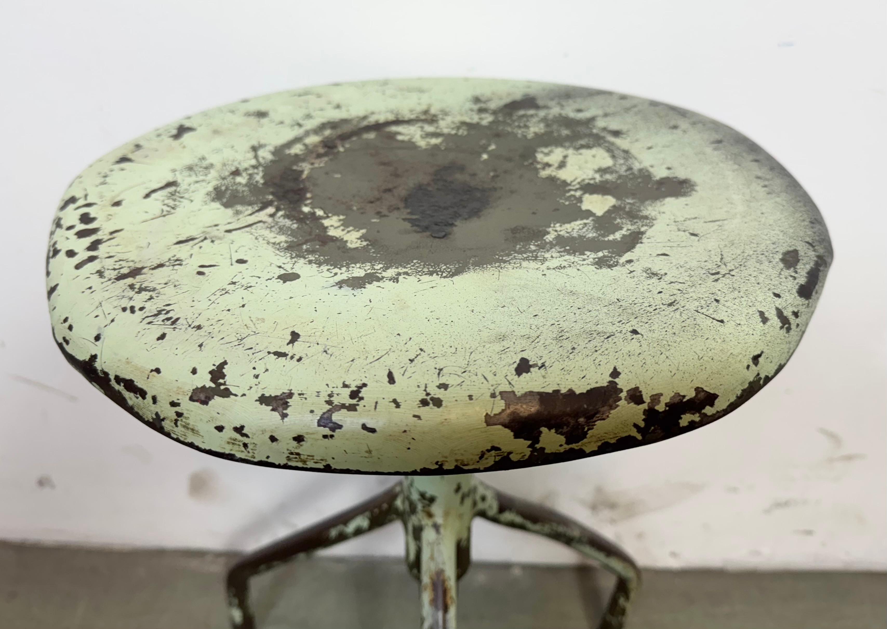Tabouret pivotant d'atelier en fer industriel vert, années 1960 en vente 6