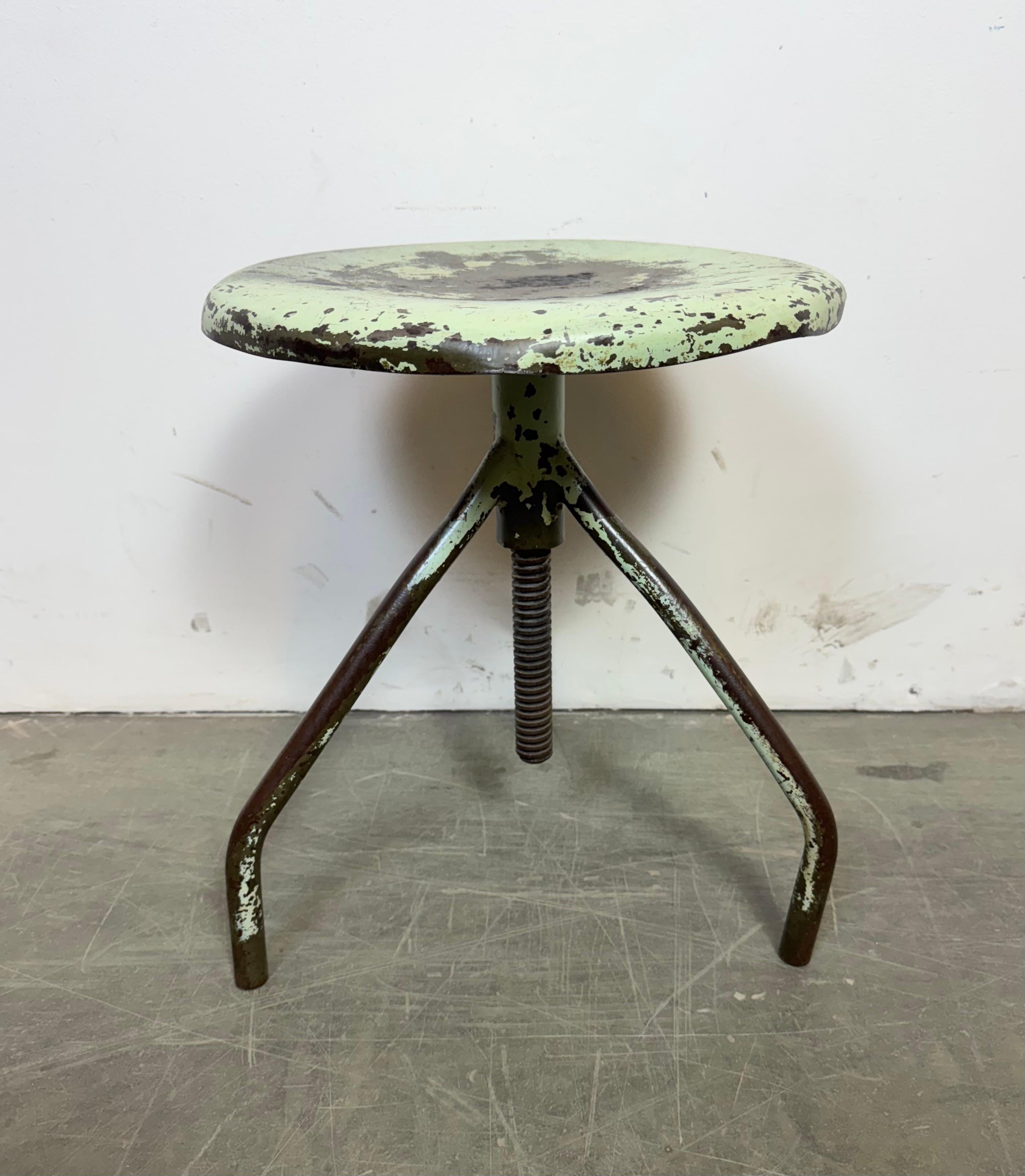 Tabouret pivotant d'atelier en fer industriel vert, années 1960 en vente 7