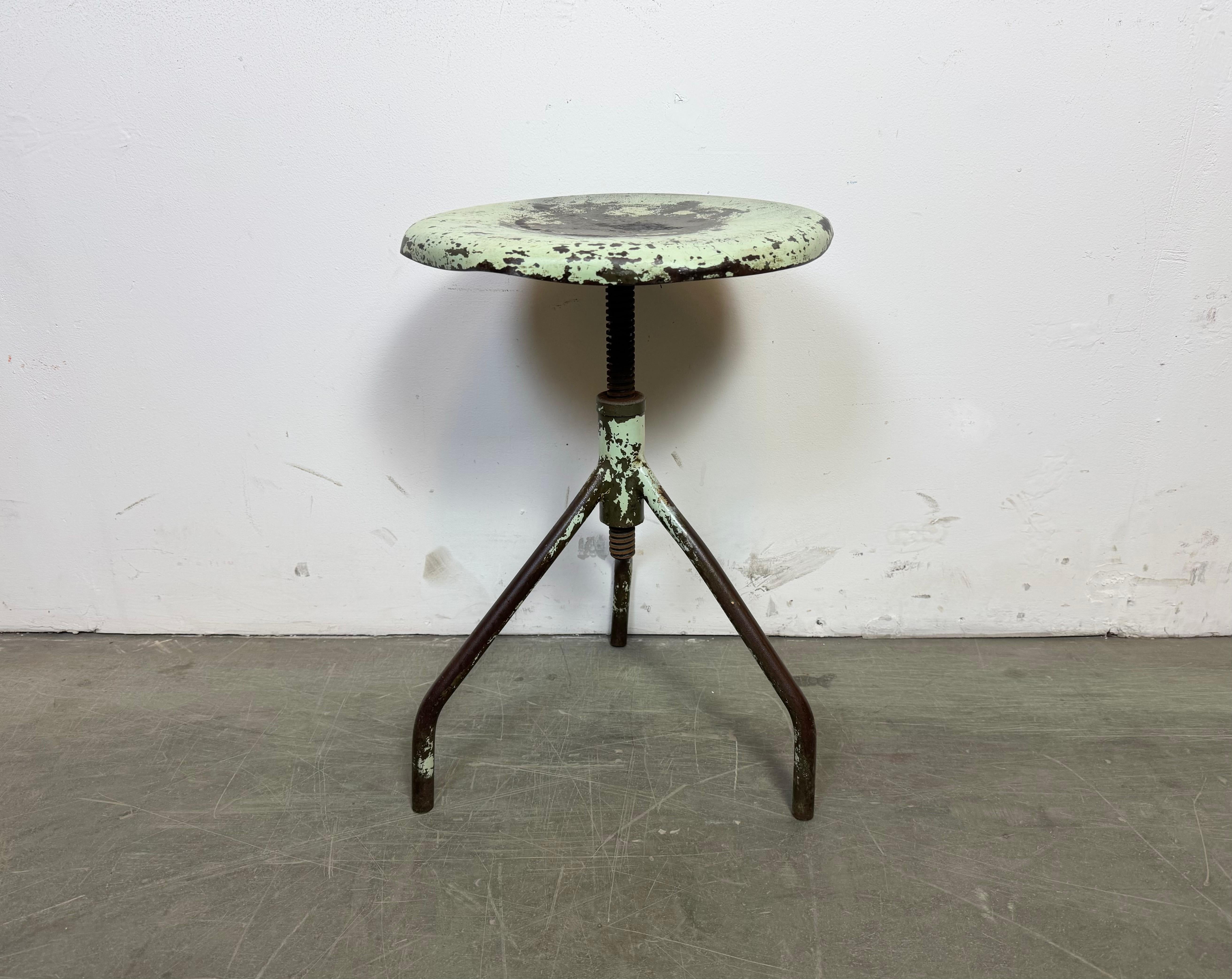 Tabouret d'atelier industriel à trois pieds, réglable en hauteur, fabriqué dans l'ancienne Tchécoslovaquie dans les années 1960.
Mesures : Hauteur d'assise min. et max. : 40 cm - 57 cm.
Diamètre de l'assise : 34 cm.
Poids : 4,3 kg.