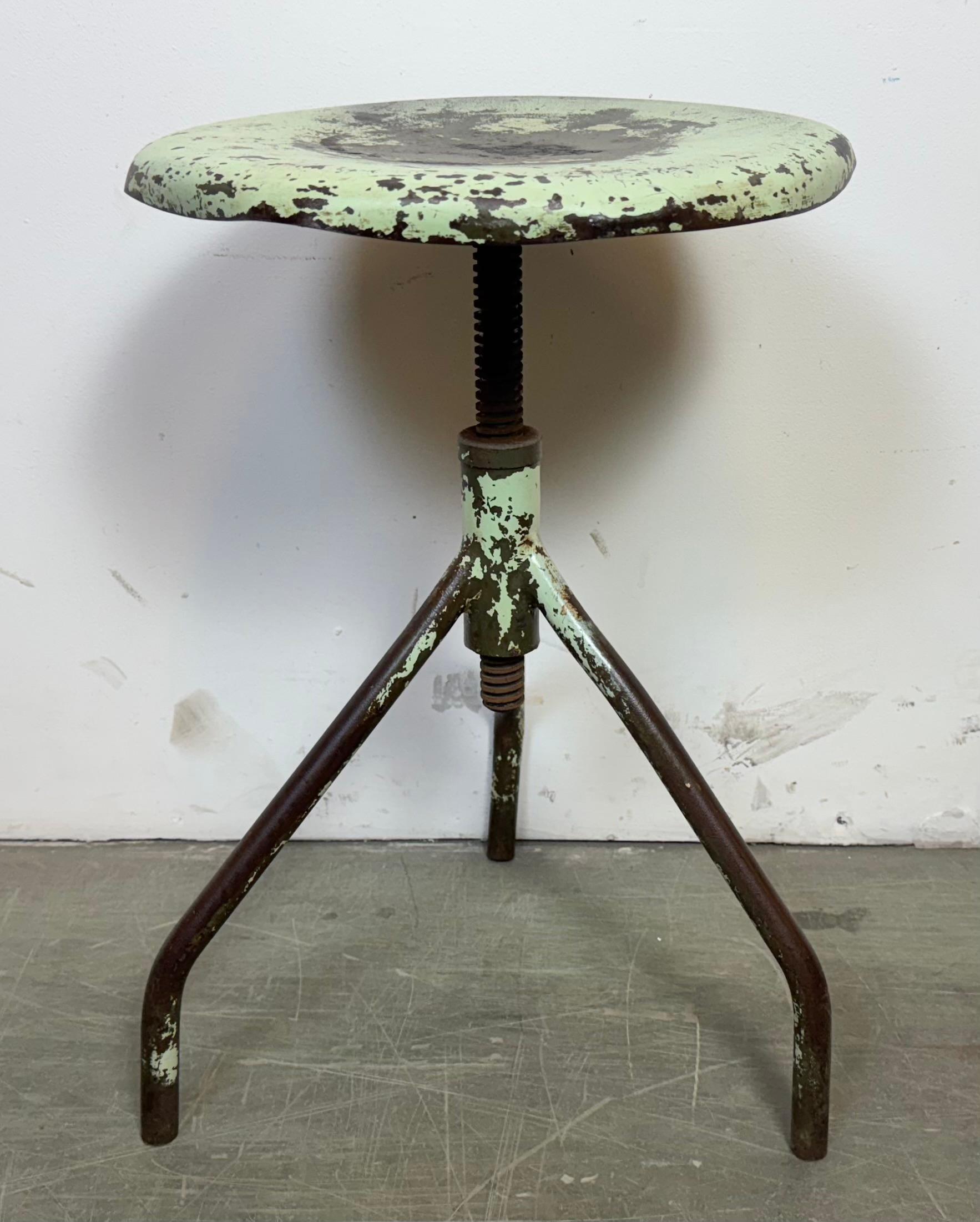 Industriel Tabouret pivotant d'atelier en fer industriel vert, années 1960 en vente