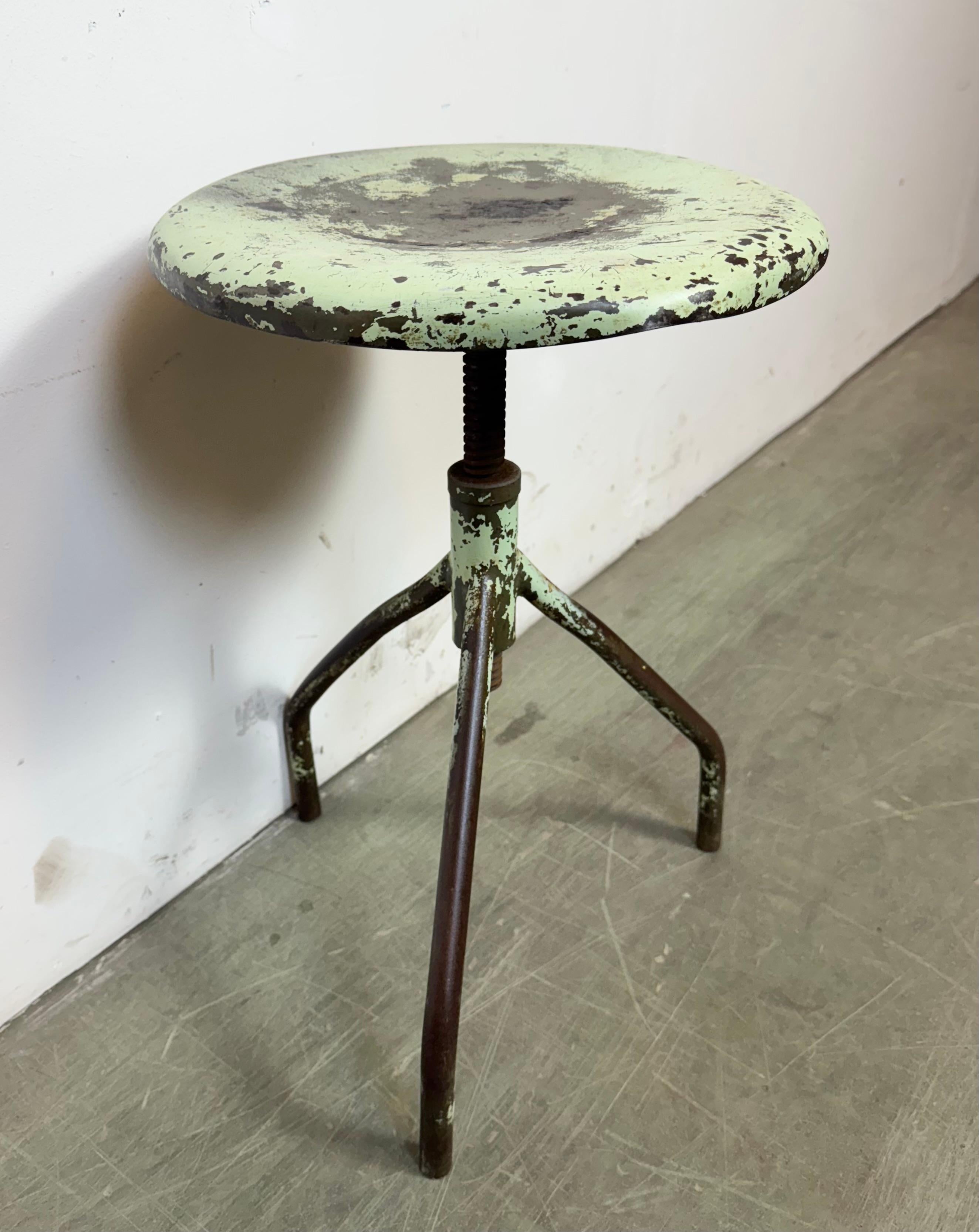 Tchèque Tabouret pivotant d'atelier en fer industriel vert, années 1960 en vente