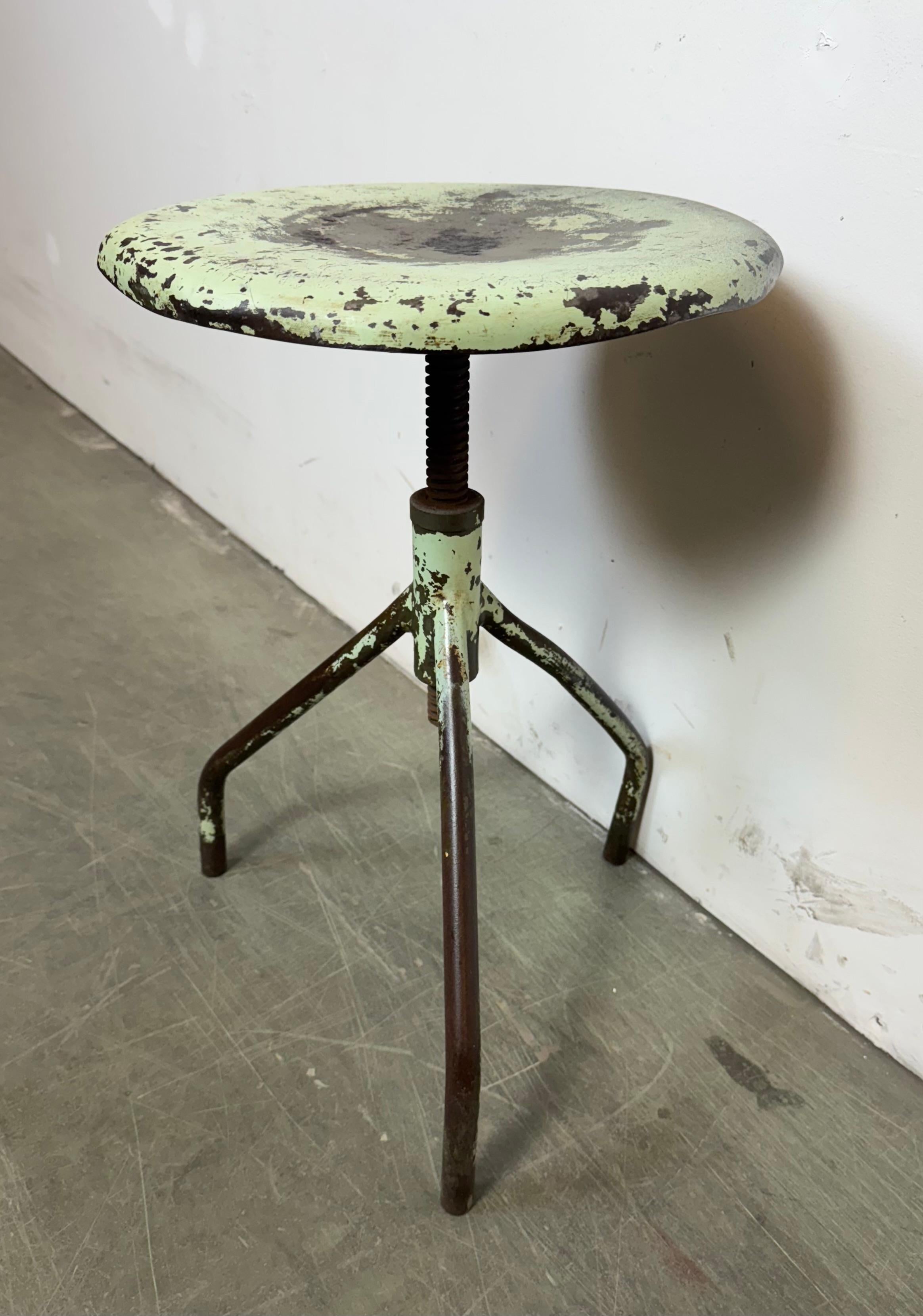 Tabouret pivotant d'atelier en fer industriel vert, années 1960 Bon état - En vente à Kojetice, CZ