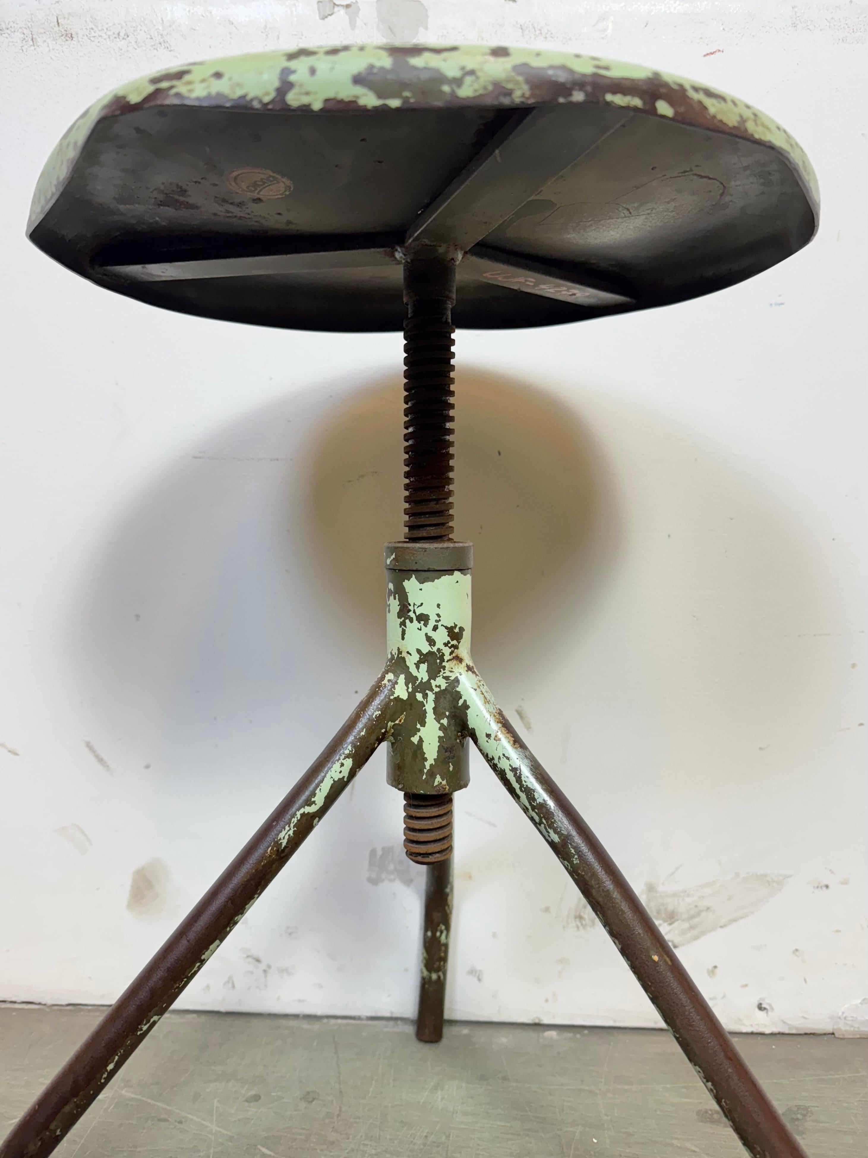 Fer Tabouret pivotant d'atelier en fer industriel vert, années 1960 en vente