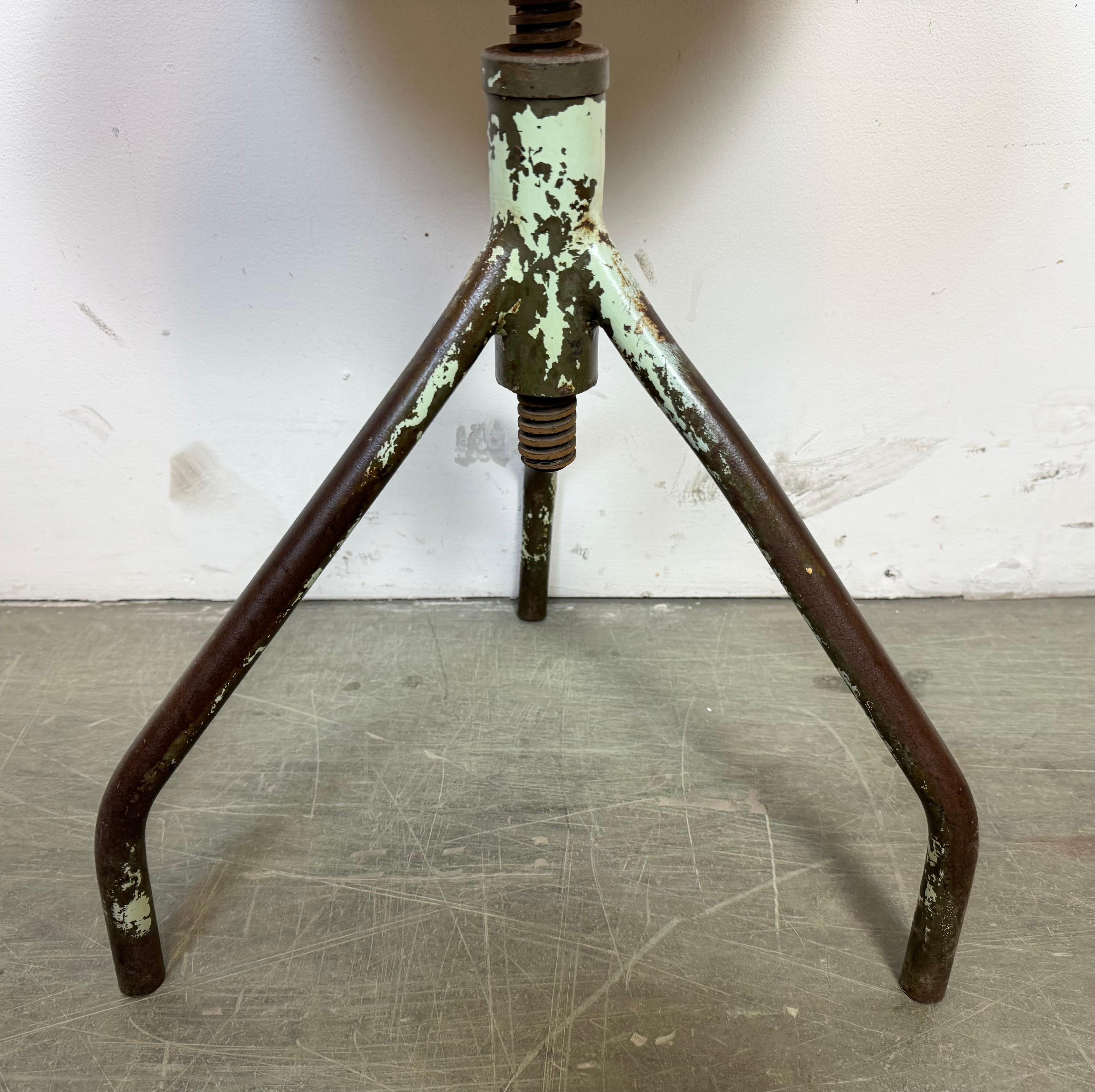 Tabouret pivotant d'atelier en fer industriel vert, années 1960 en vente 1