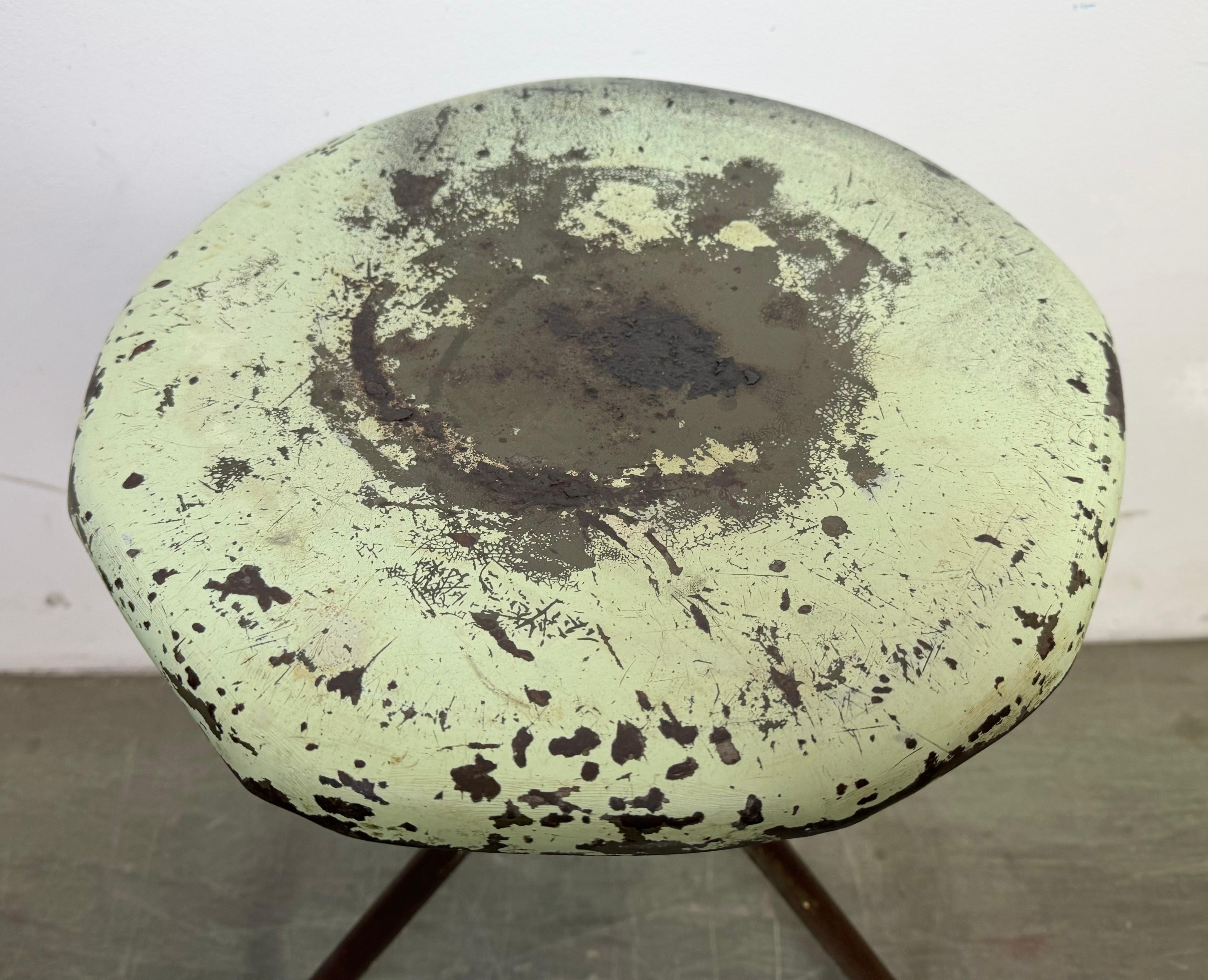 Tabouret pivotant d'atelier en fer industriel vert, années 1960 en vente 2