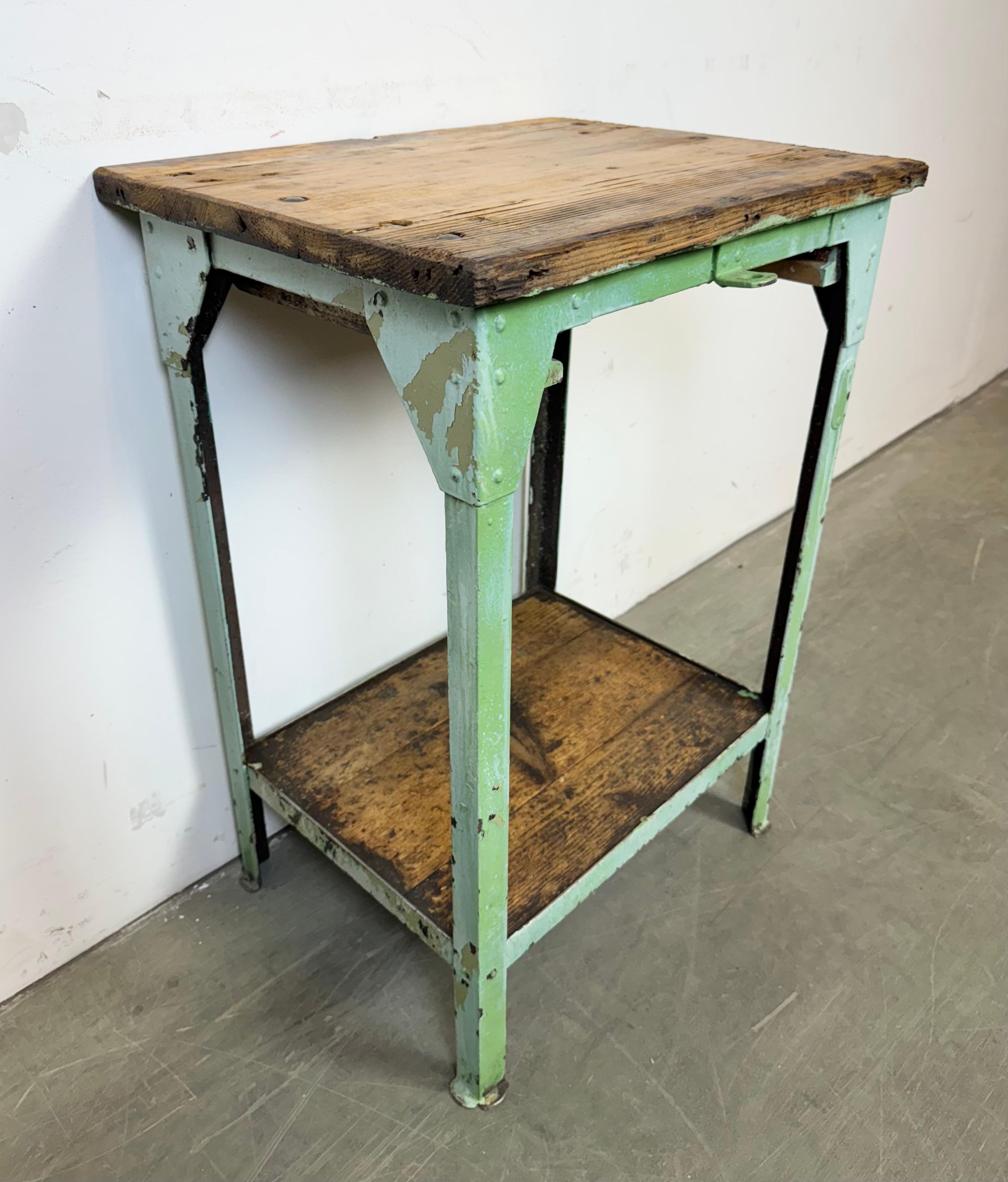 Tavolo industriale in ferro Greene & Greene, anni '50 In condizioni buone in vendita a Kojetice, CZ