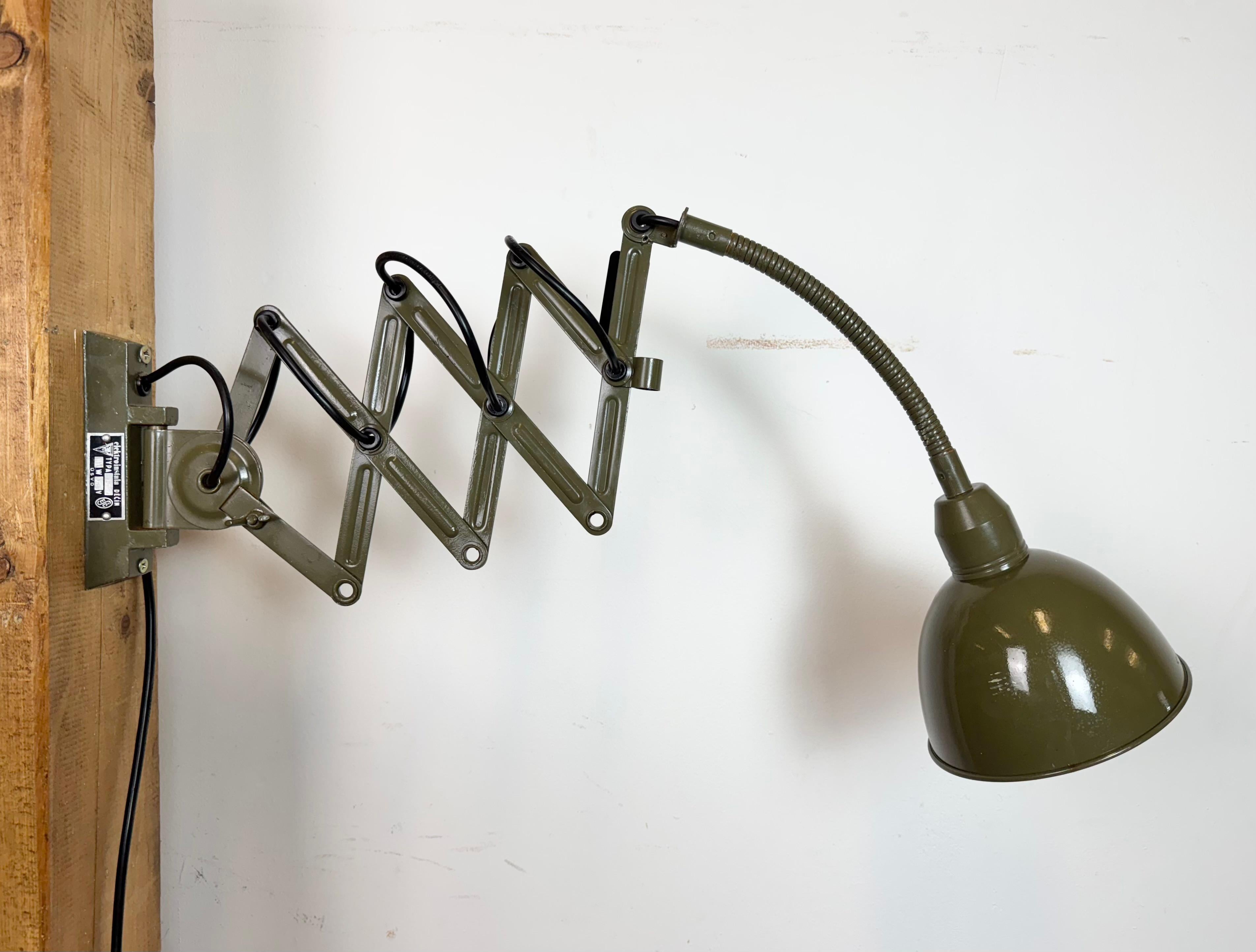 Lámpara de pared de cuello de cisne militar industrial verde de Elektroinstala, años 60 en venta 3