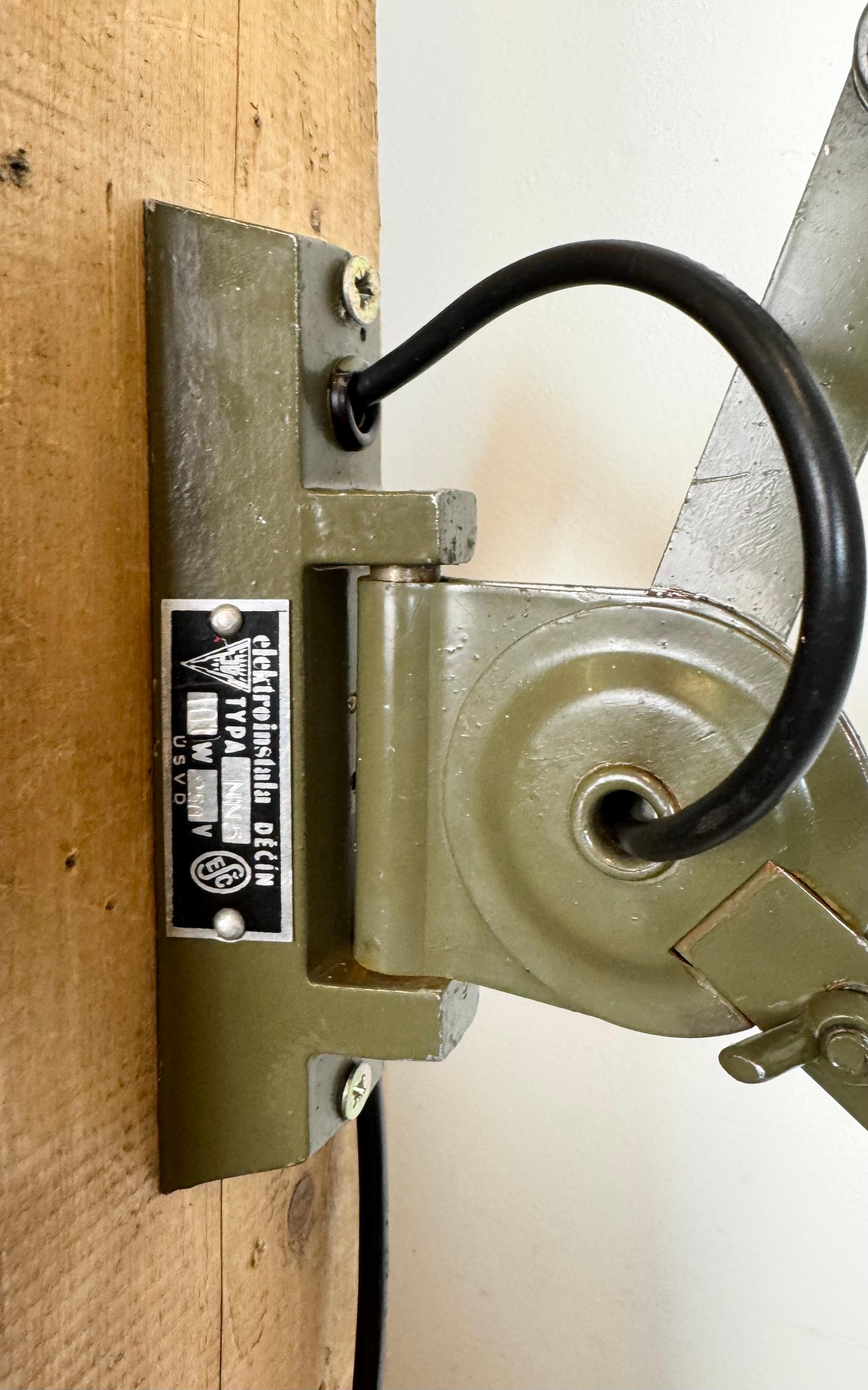 Lámpara de pared de cuello de cisne militar industrial verde de Elektroinstala, años 60 en venta 4