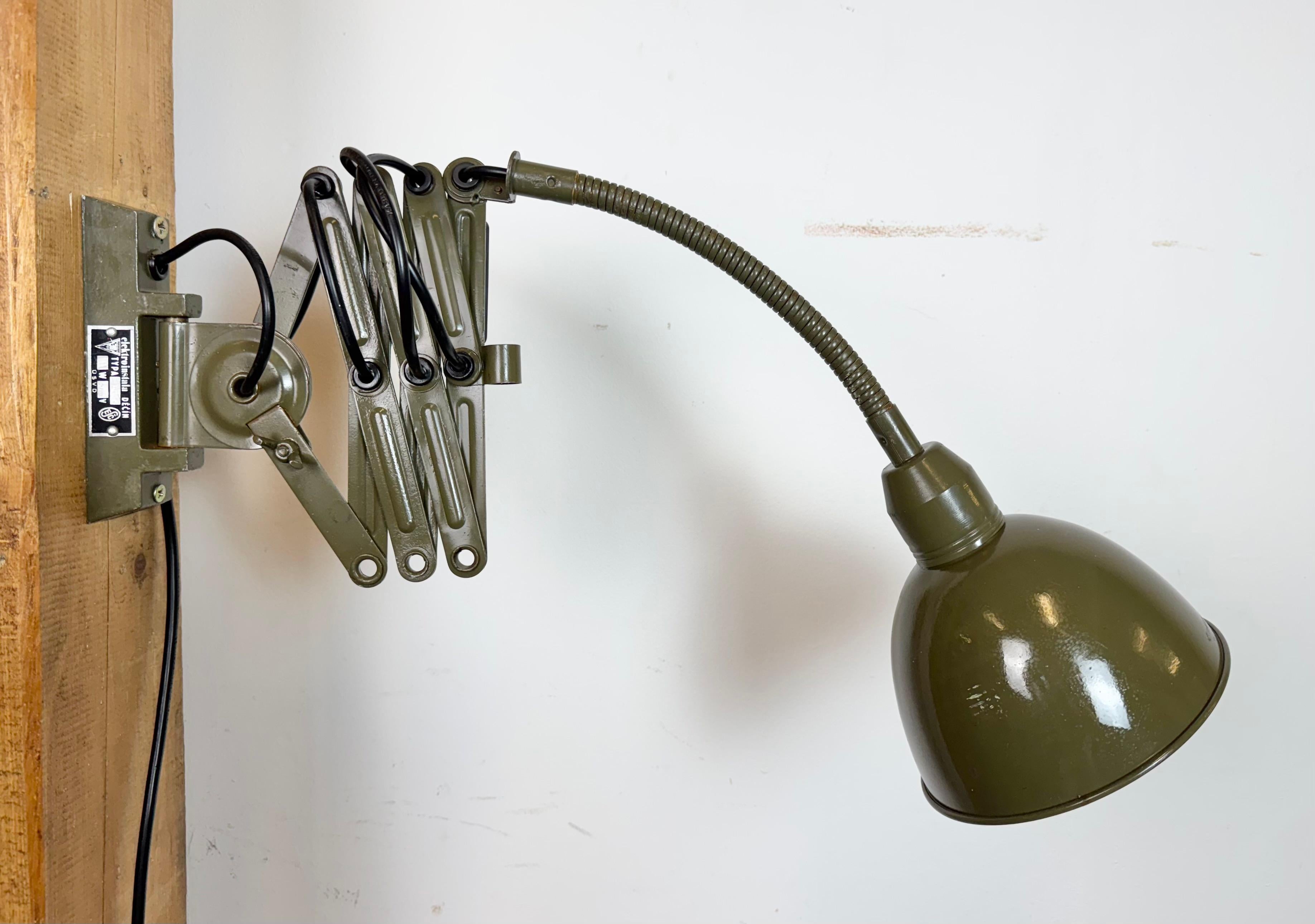 Lámpara de pared de cuello de cisne militar industrial verde de Elektroinstala, años 60 en venta 6