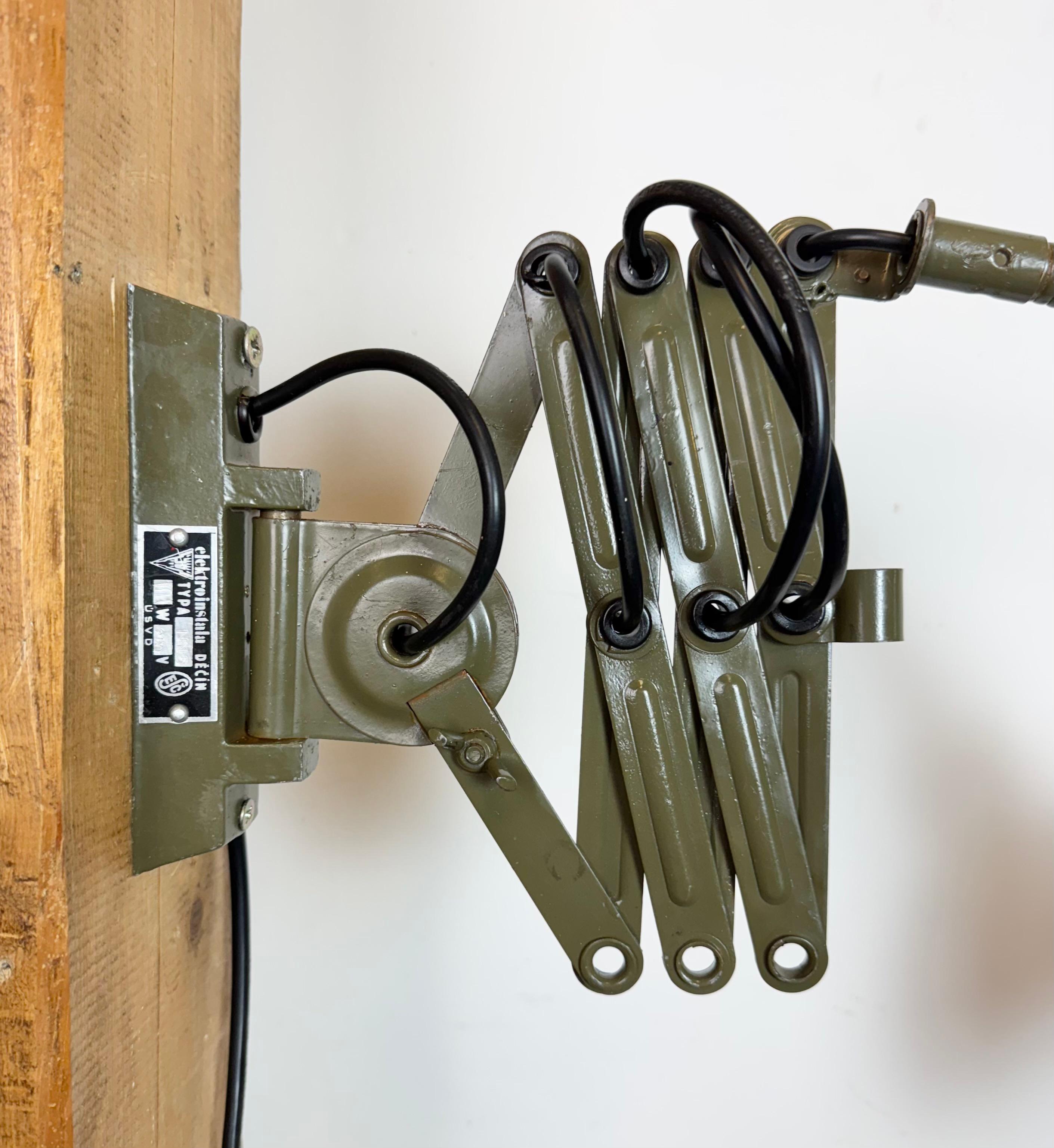 Lámpara de pared de cuello de cisne militar industrial verde de Elektroinstala, años 60 en venta 7