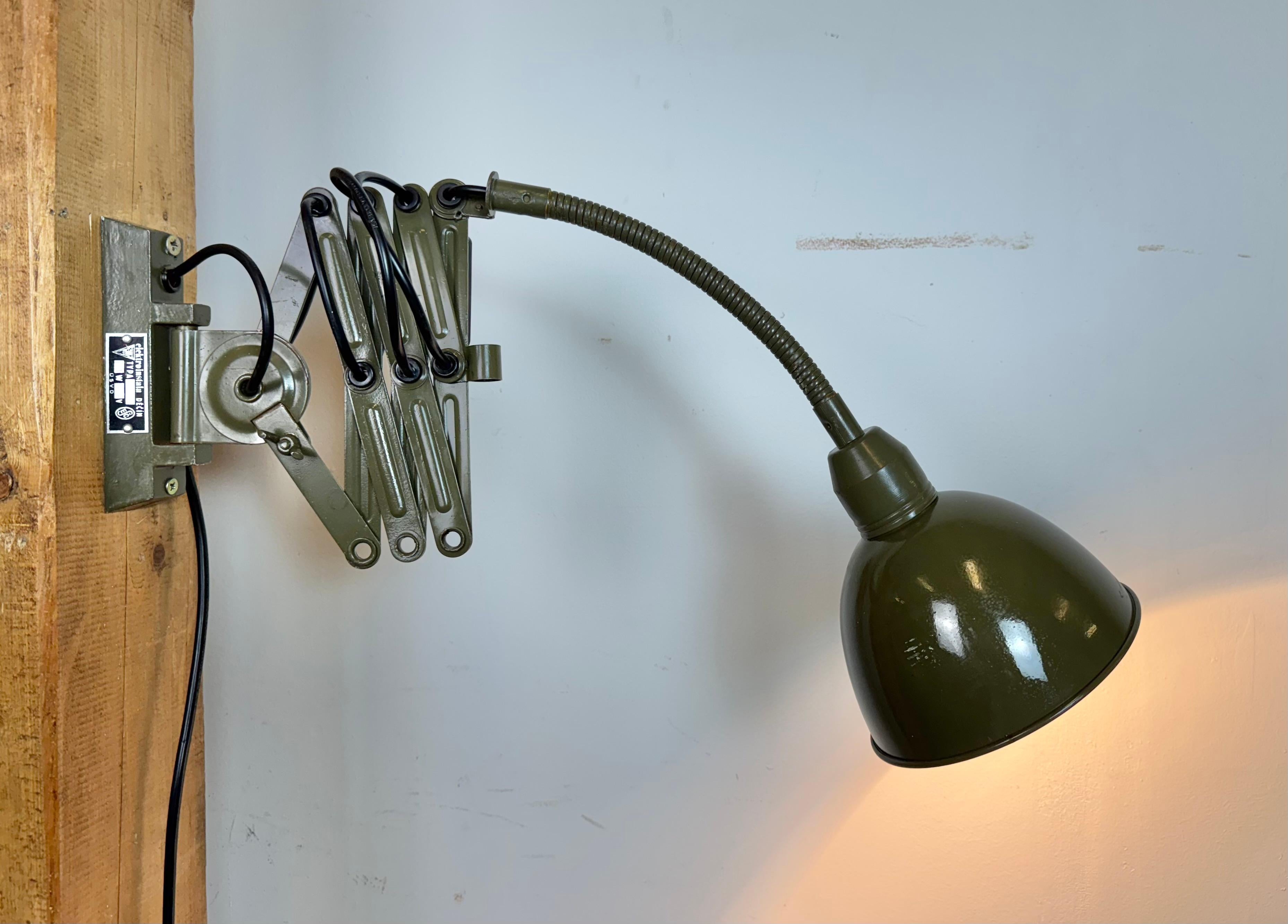 Lámpara de pared de cuello de cisne militar industrial verde de Elektroinstala, años 60 en venta 8