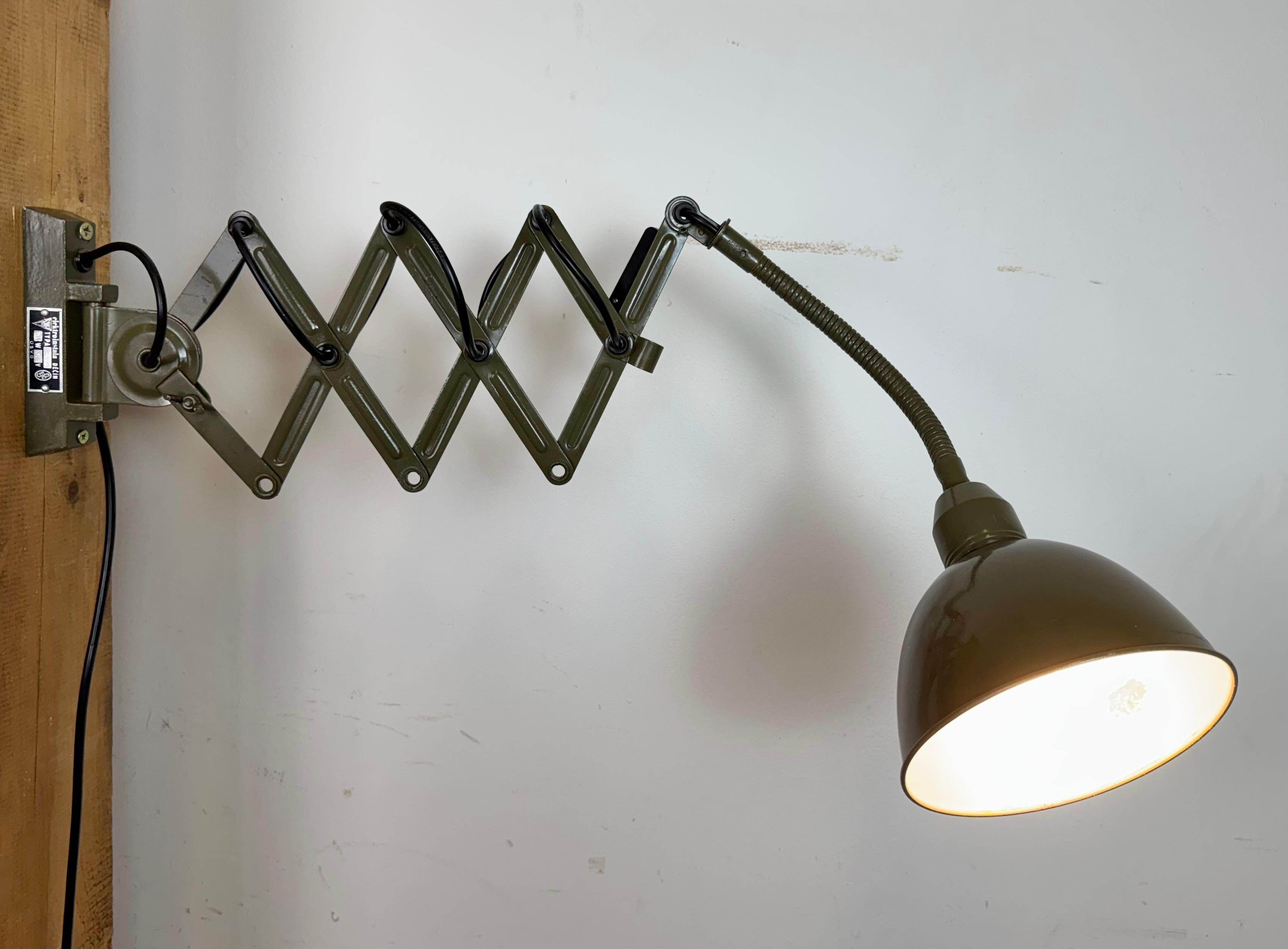 Lámpara de pared de cuello de cisne militar industrial verde de Elektroinstala, años 60 en venta 9