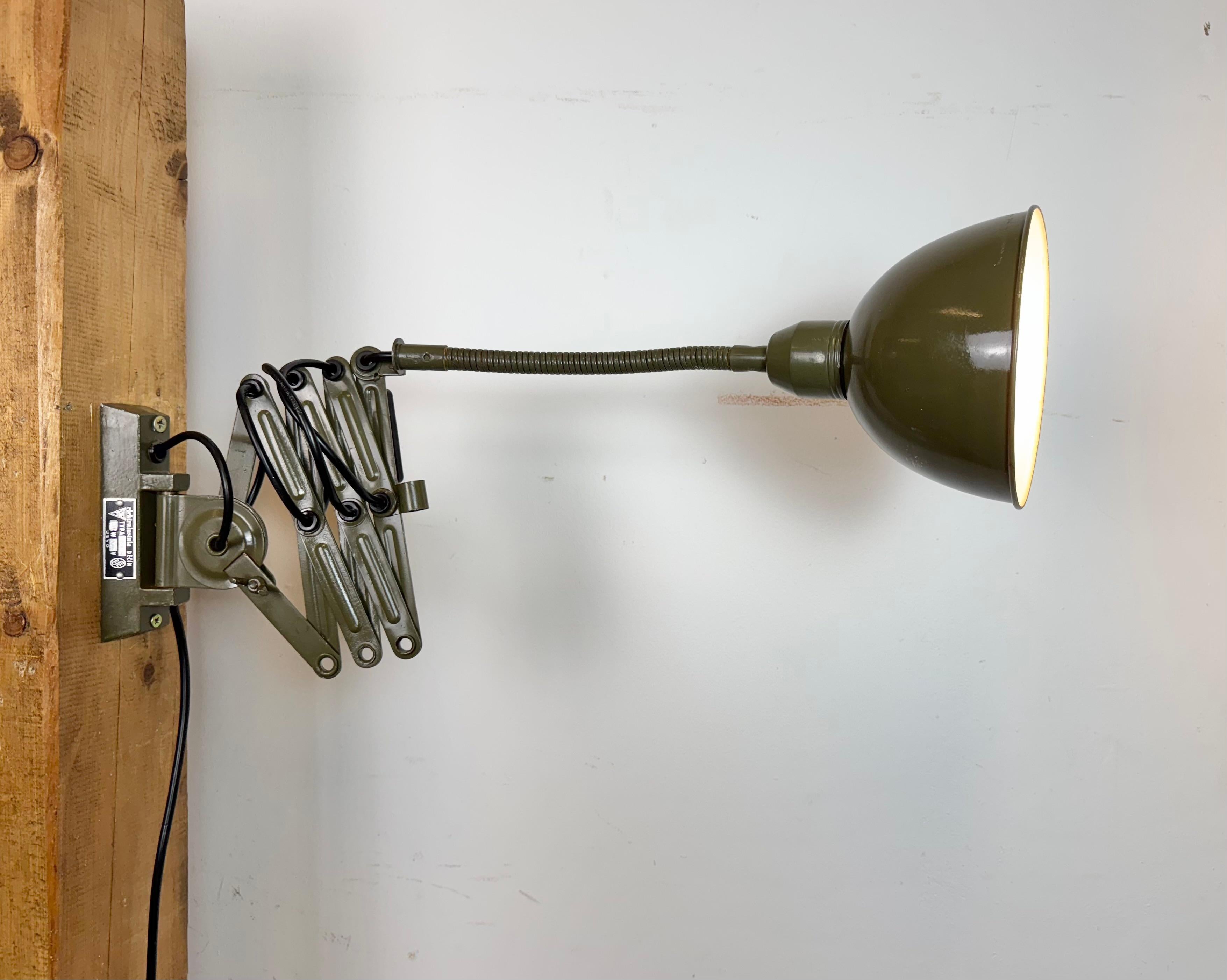 Lámpara de pared de cuello de cisne militar industrial verde de Elektroinstala, años 60 en venta 10
