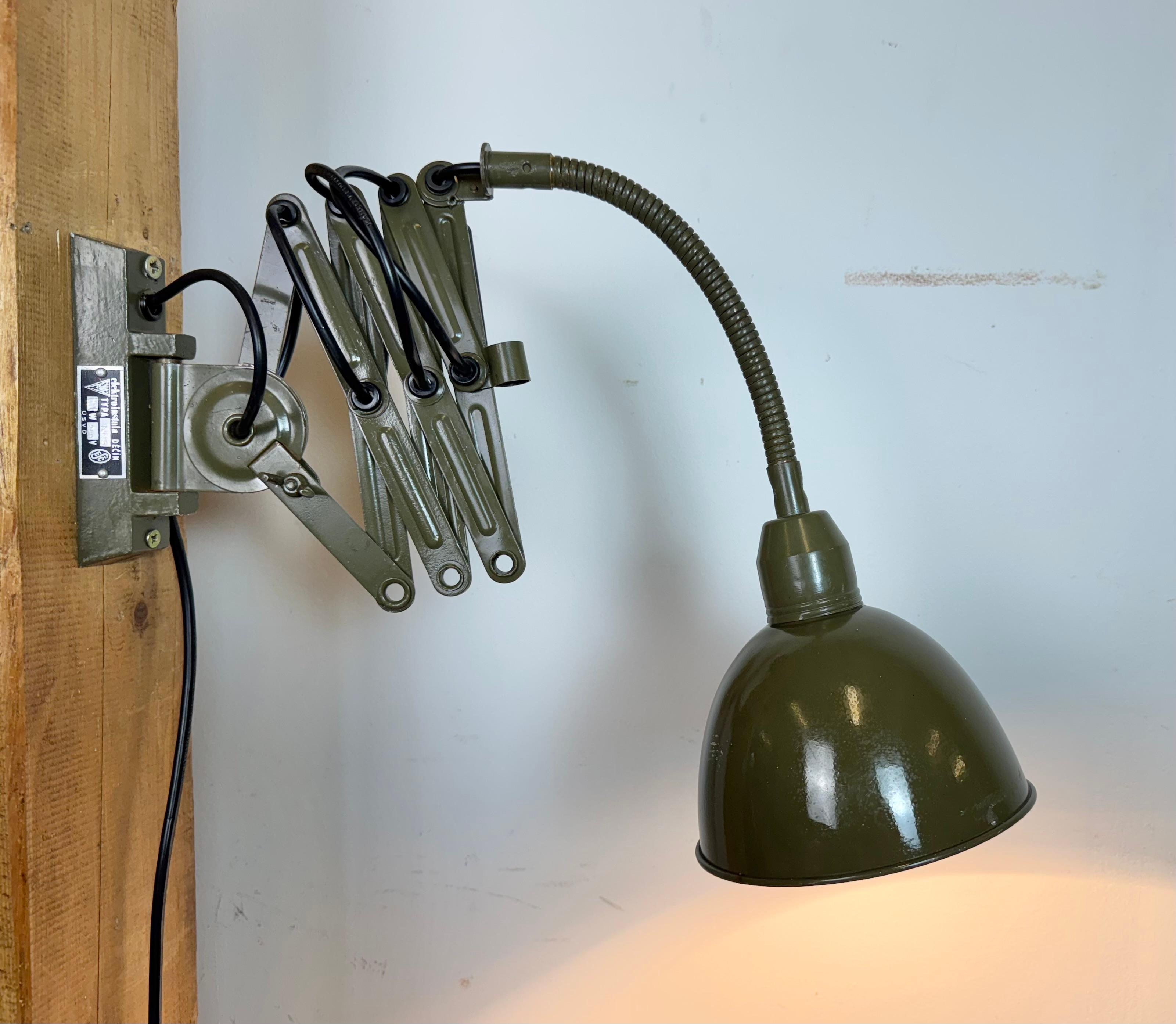 Lámpara de pared de cuello de cisne militar industrial verde de Elektroinstala, años 60 en venta 11