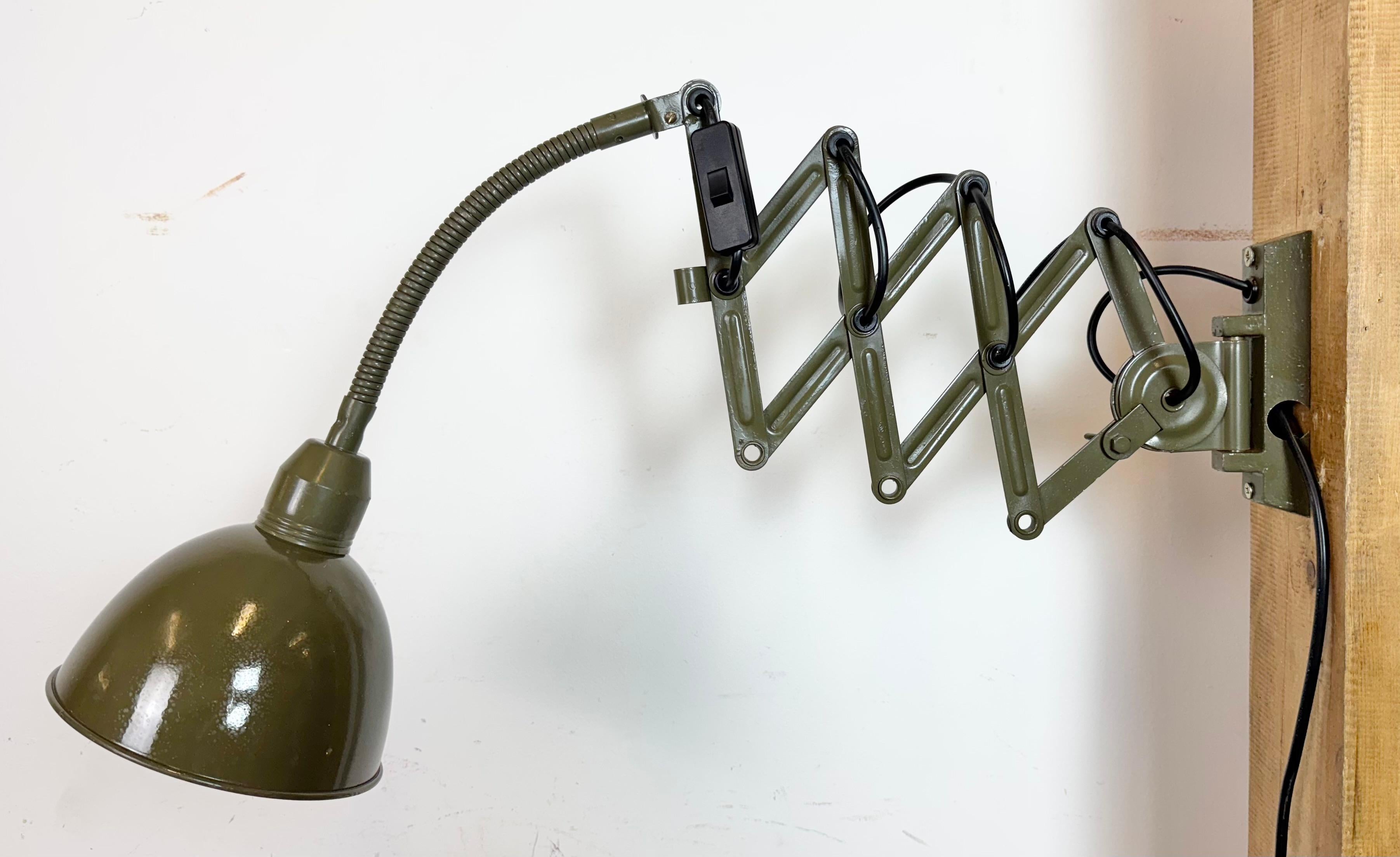 Lámpara de pared de cuello de cisne militar industrial verde de Elektroinstala, años 60 Industrial en venta