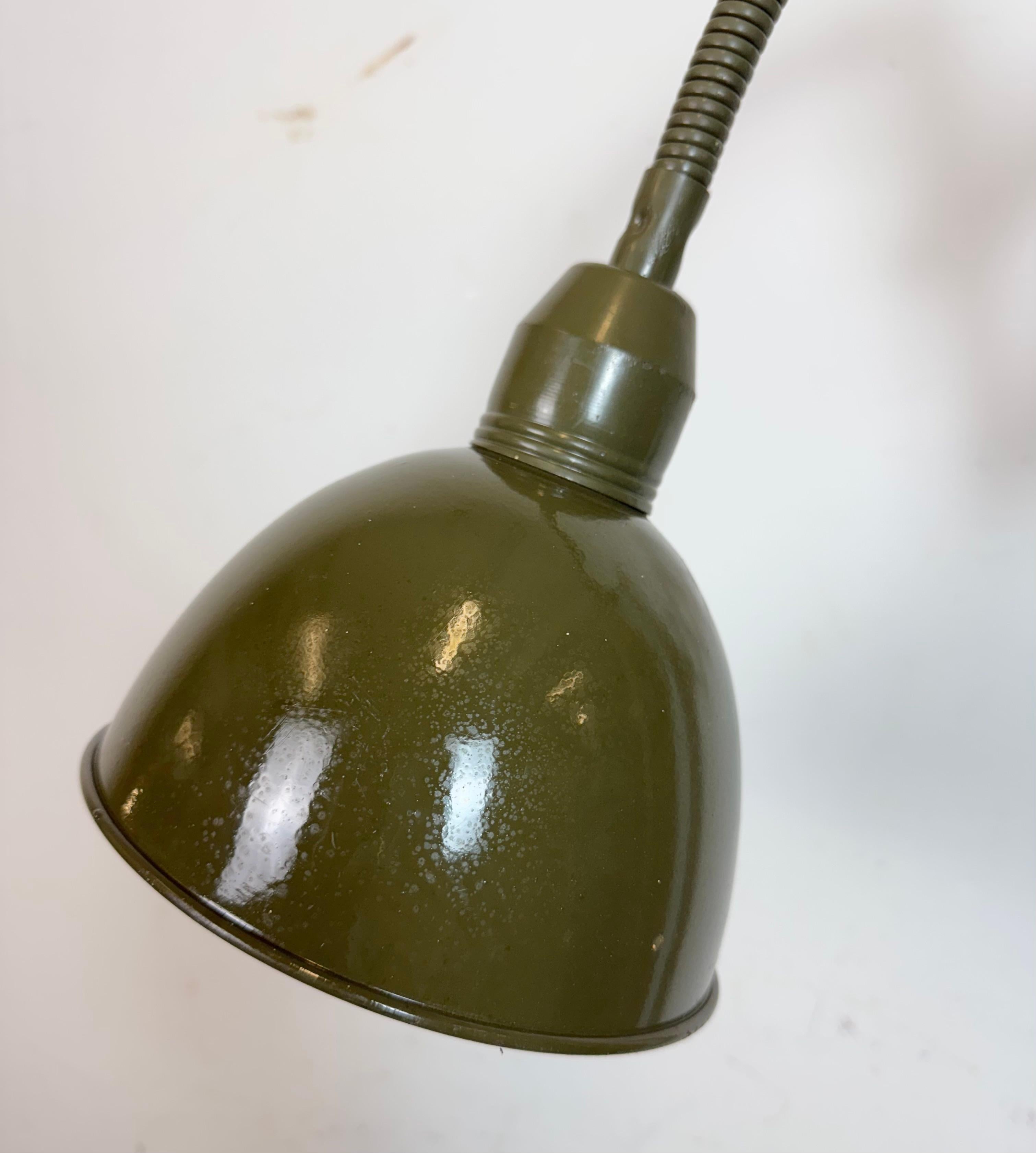 Lámpara de pared de cuello de cisne militar industrial verde de Elektroinstala, años 60 Checo en venta