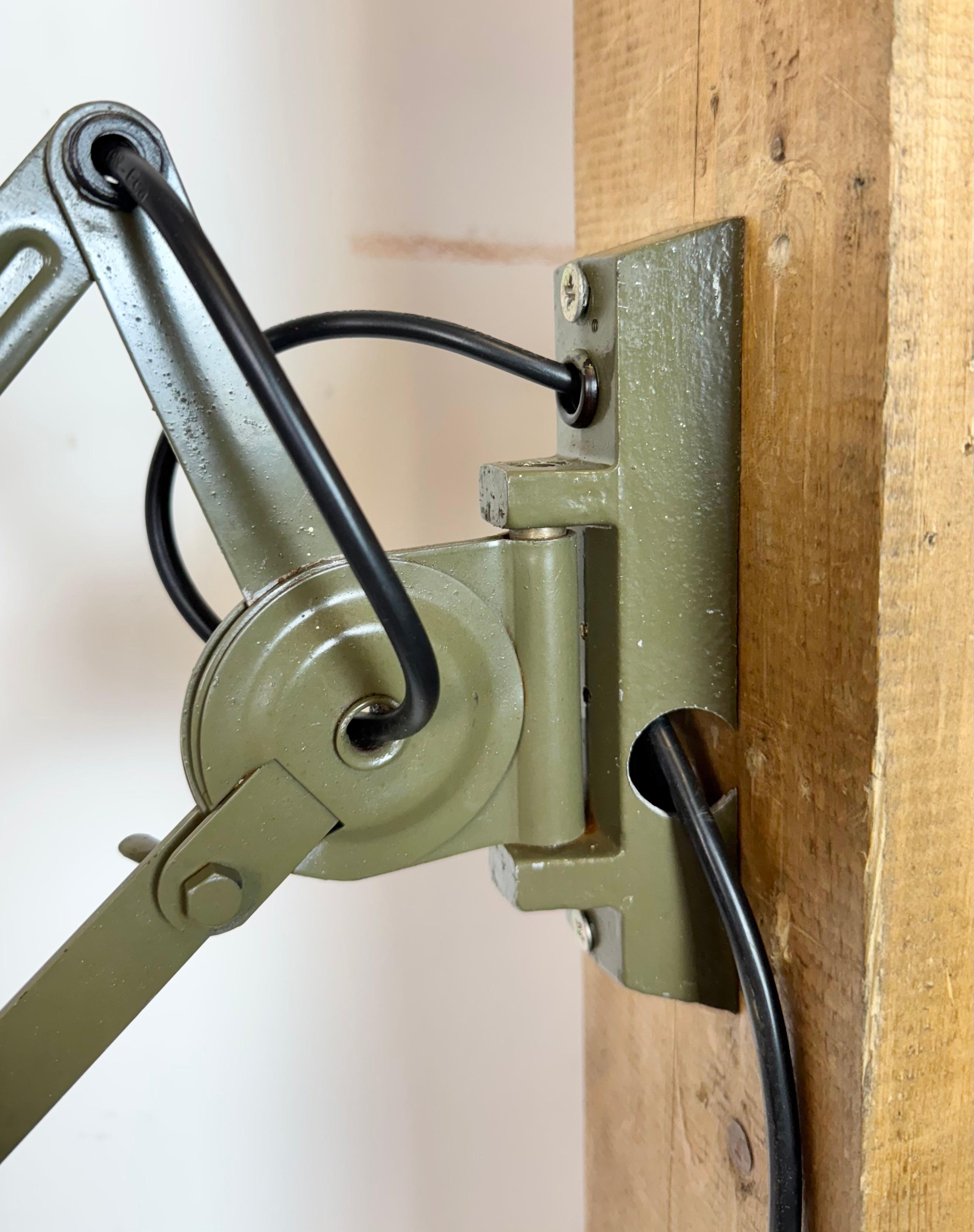 Lámpara de pared de cuello de cisne militar industrial verde de Elektroinstala, años 60 en Bueno estado para la venta en Kojetice, CZ