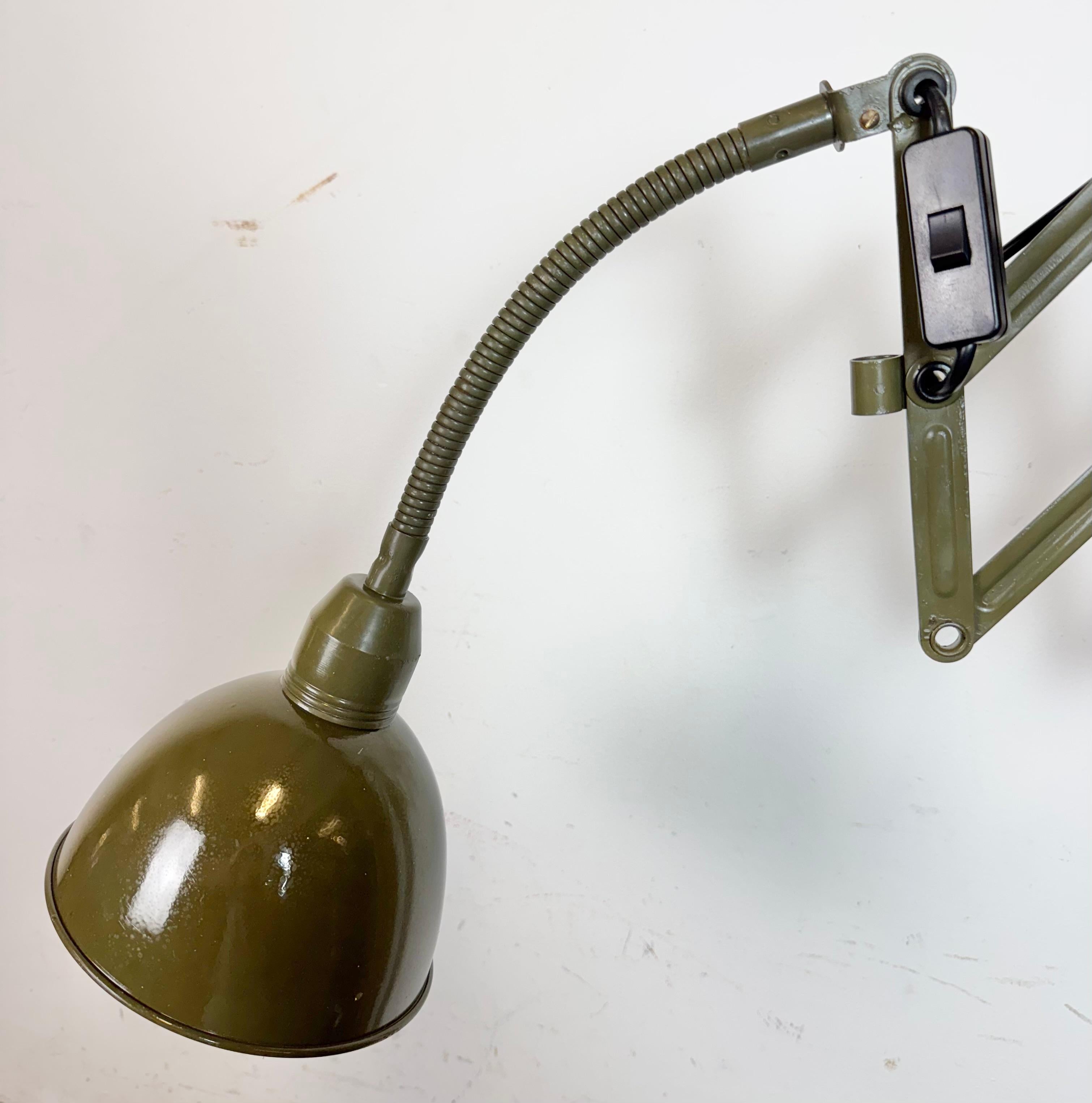 Lámpara de pared de cuello de cisne militar industrial verde de Elektroinstala, años 60 Hierro en venta