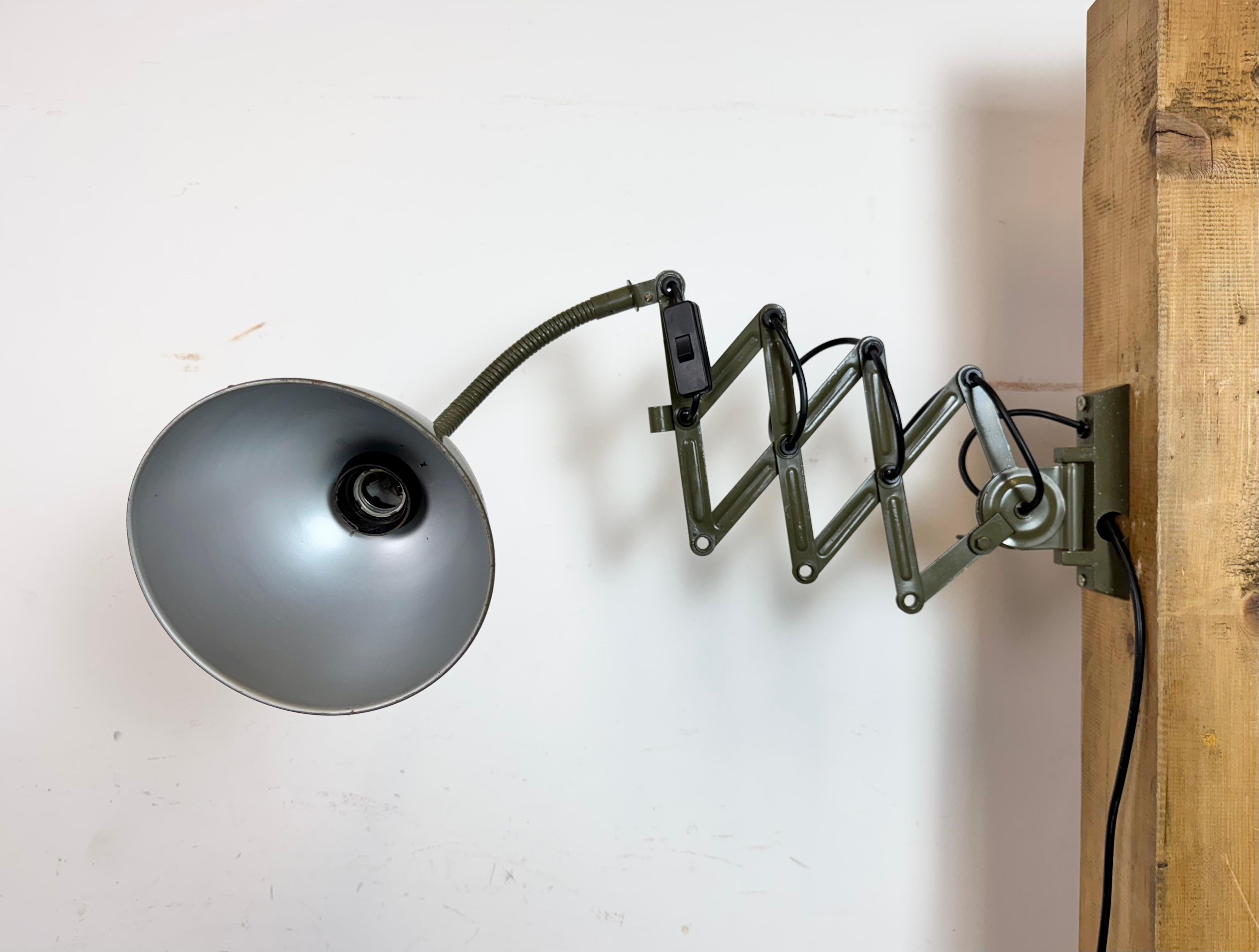 Lámpara de pared de cuello de cisne militar industrial verde de Elektroinstala, años 60 en venta 1