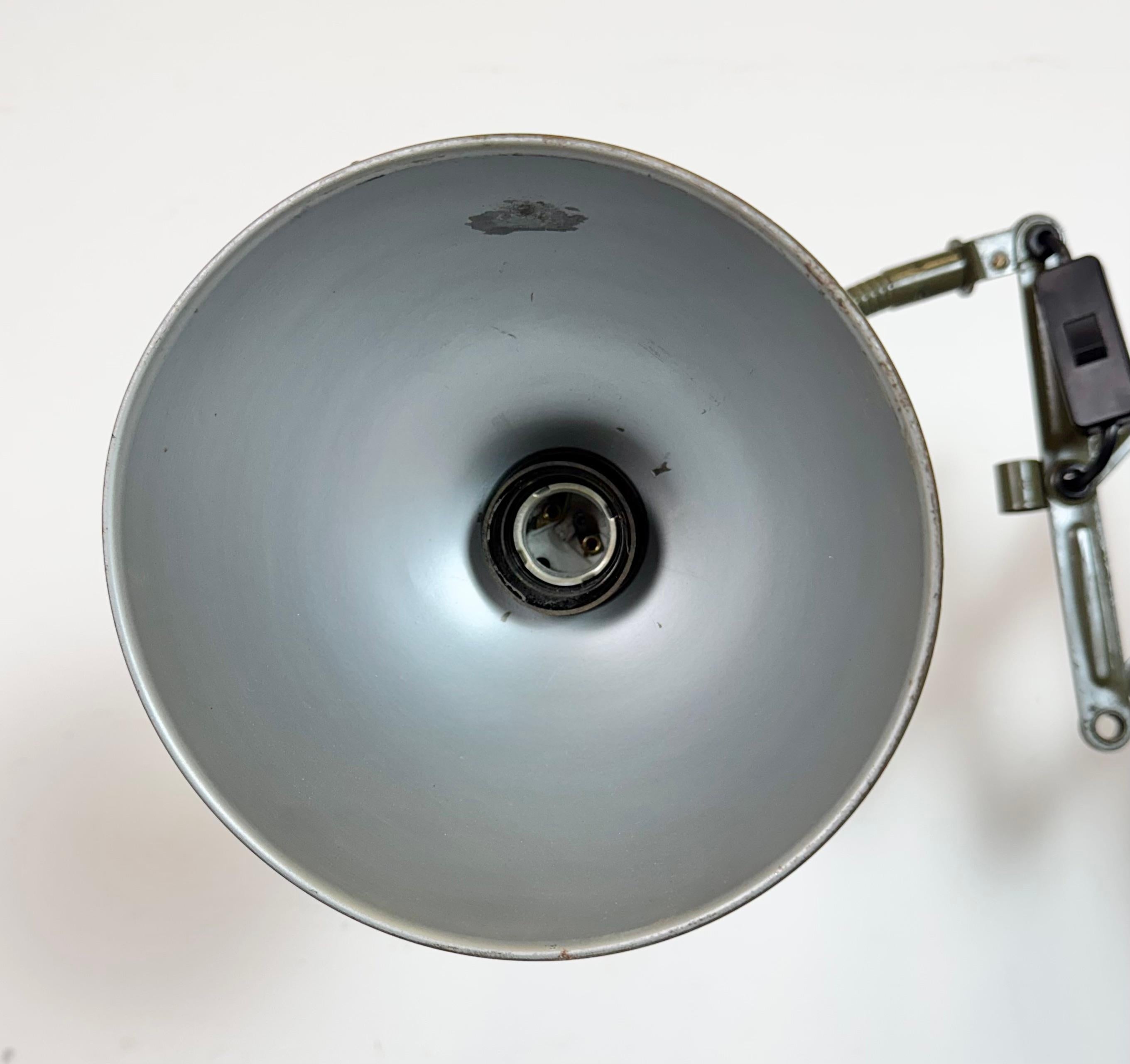 Lámpara de pared de cuello de cisne militar industrial verde de Elektroinstala, años 60 en venta 2