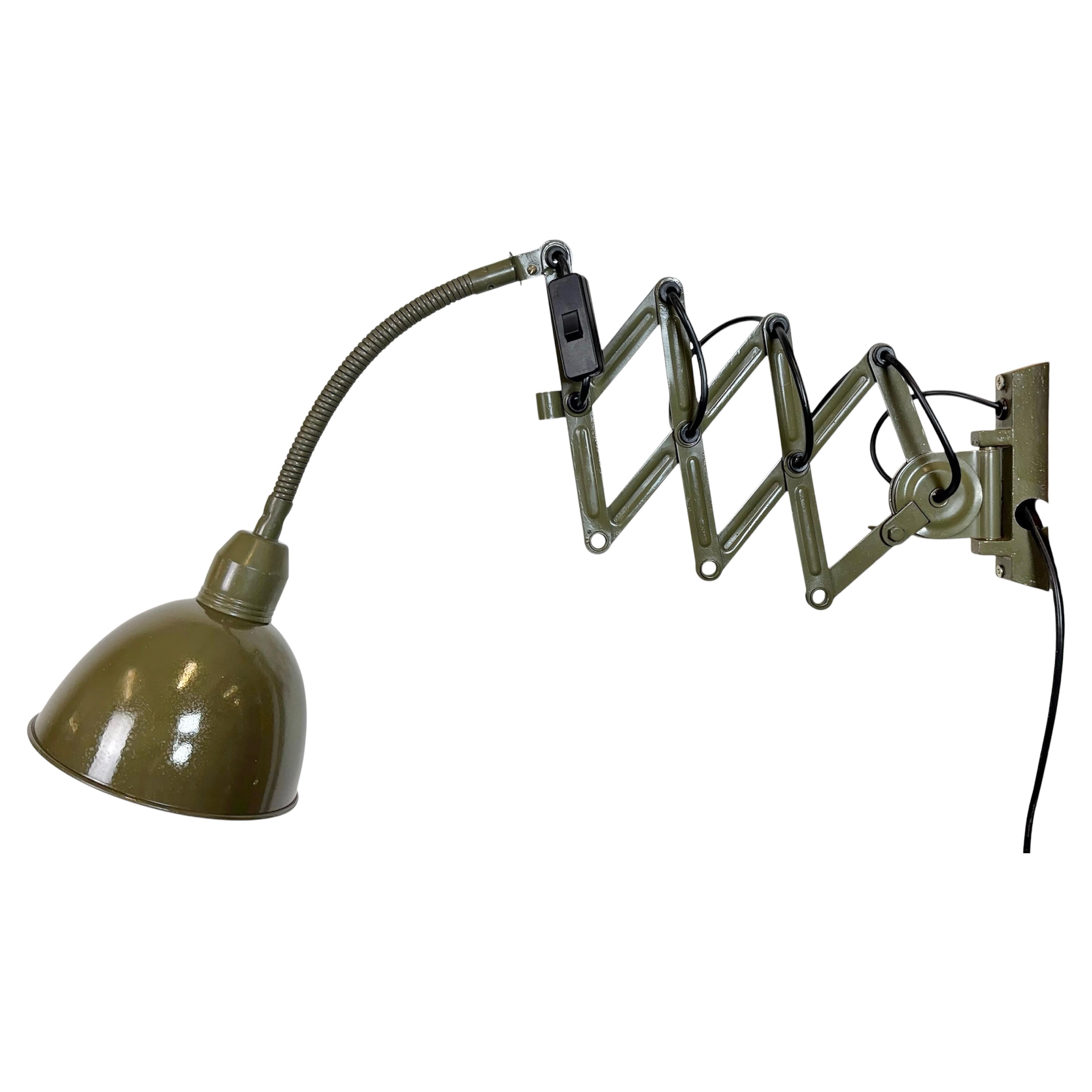 Lámpara de pared de cuello de cisne militar industrial verde de Elektroinstala, años 60 en venta